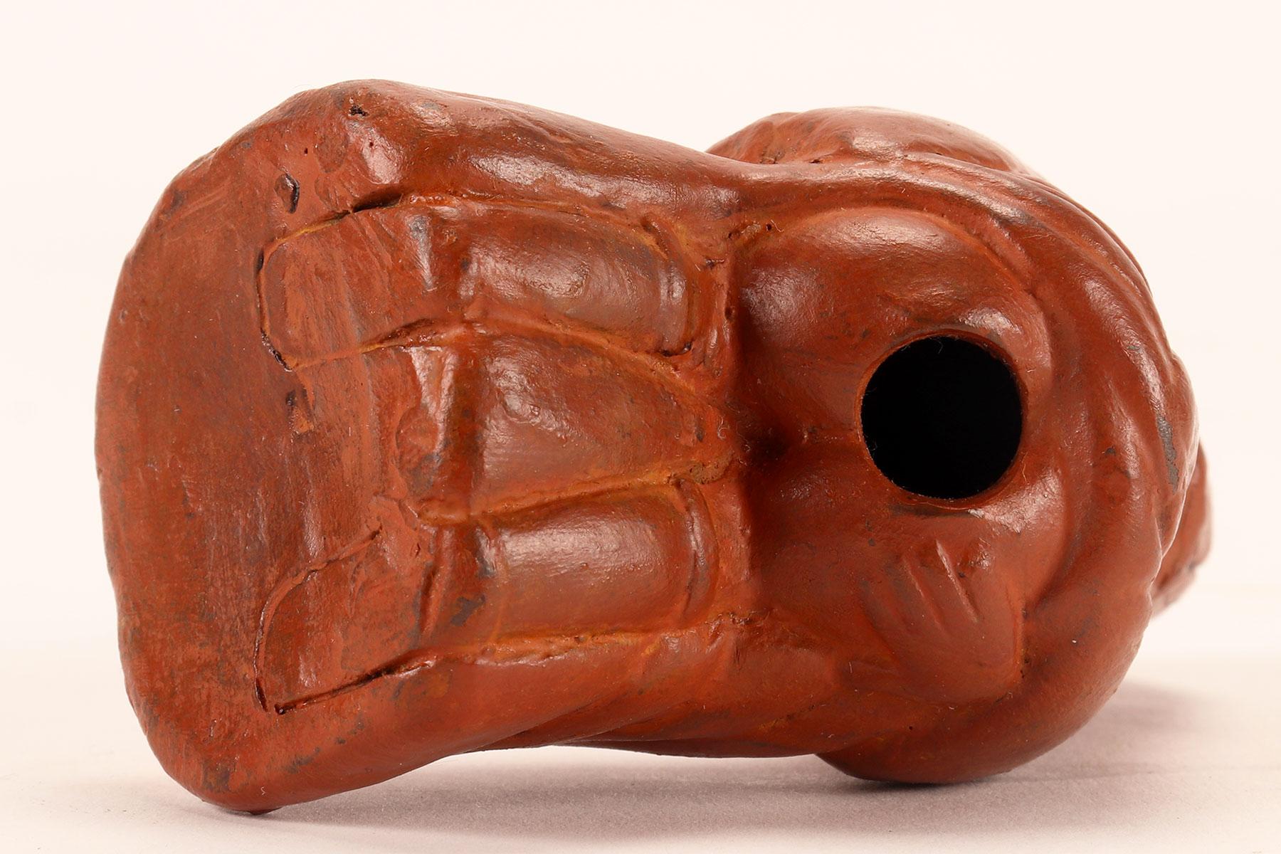 A terracotta snuff box in the form of a squatting woman. France, 1810. For Sale 4