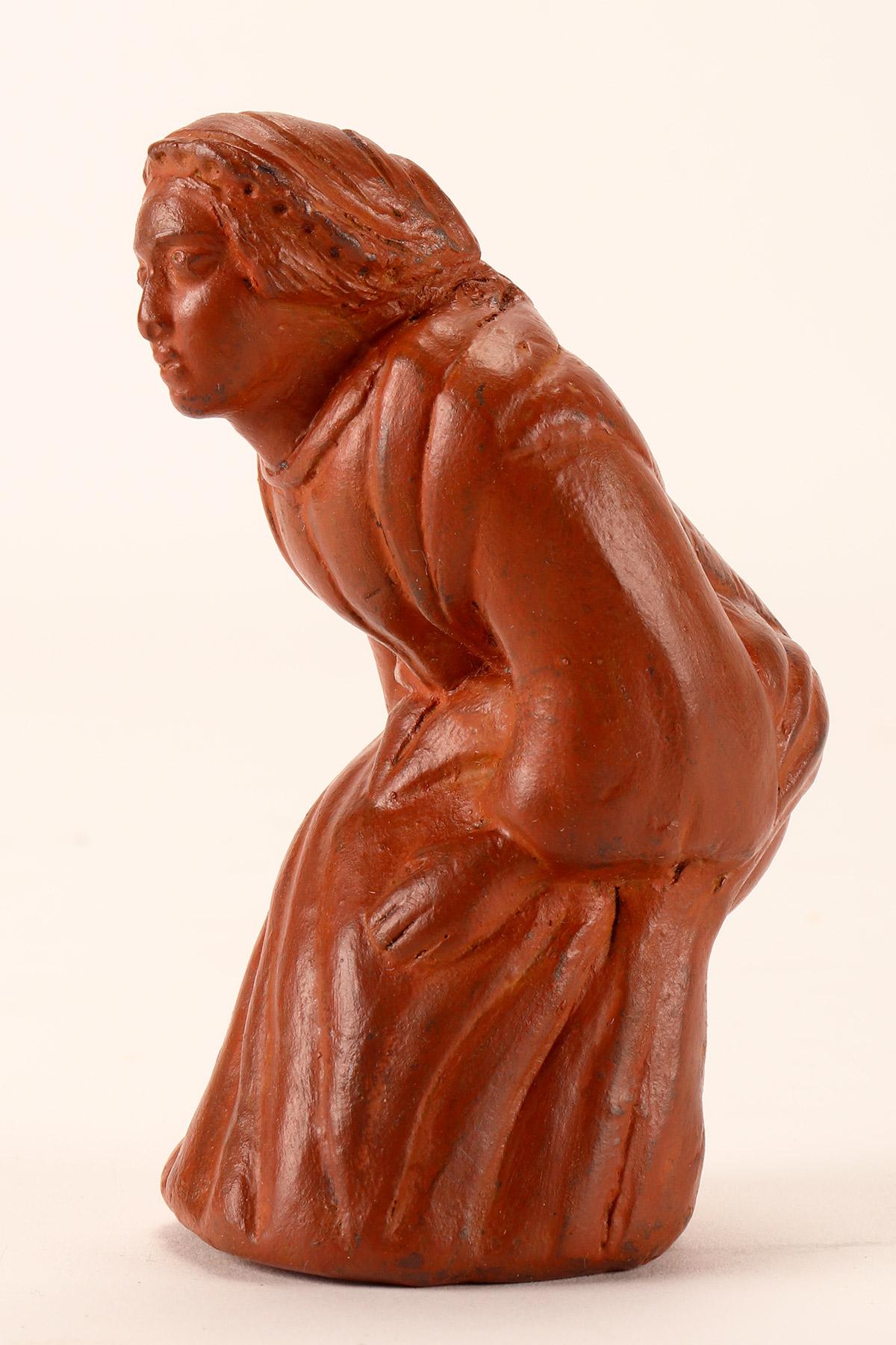 French A terracotta snuff box in the form of a squatting woman. France, 1810. For Sale