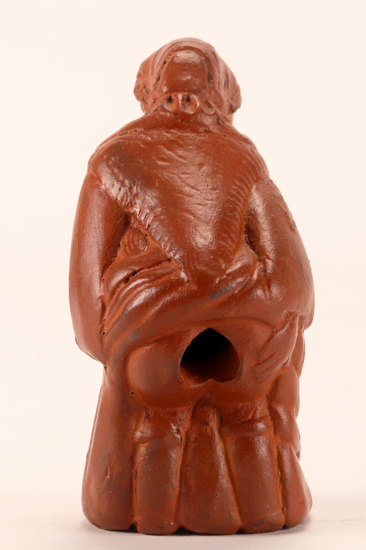 A terracotta snuff box in the form of a squatting woman. France, 1810. In Good Condition For Sale In Milan, IT
