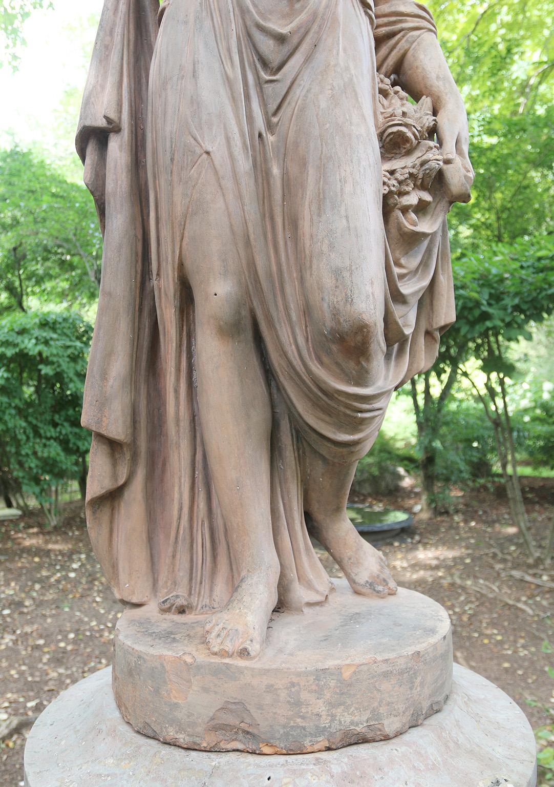 Eine Terrakotta-Statue der Göttin Flora auf Sockel im Angebot 4