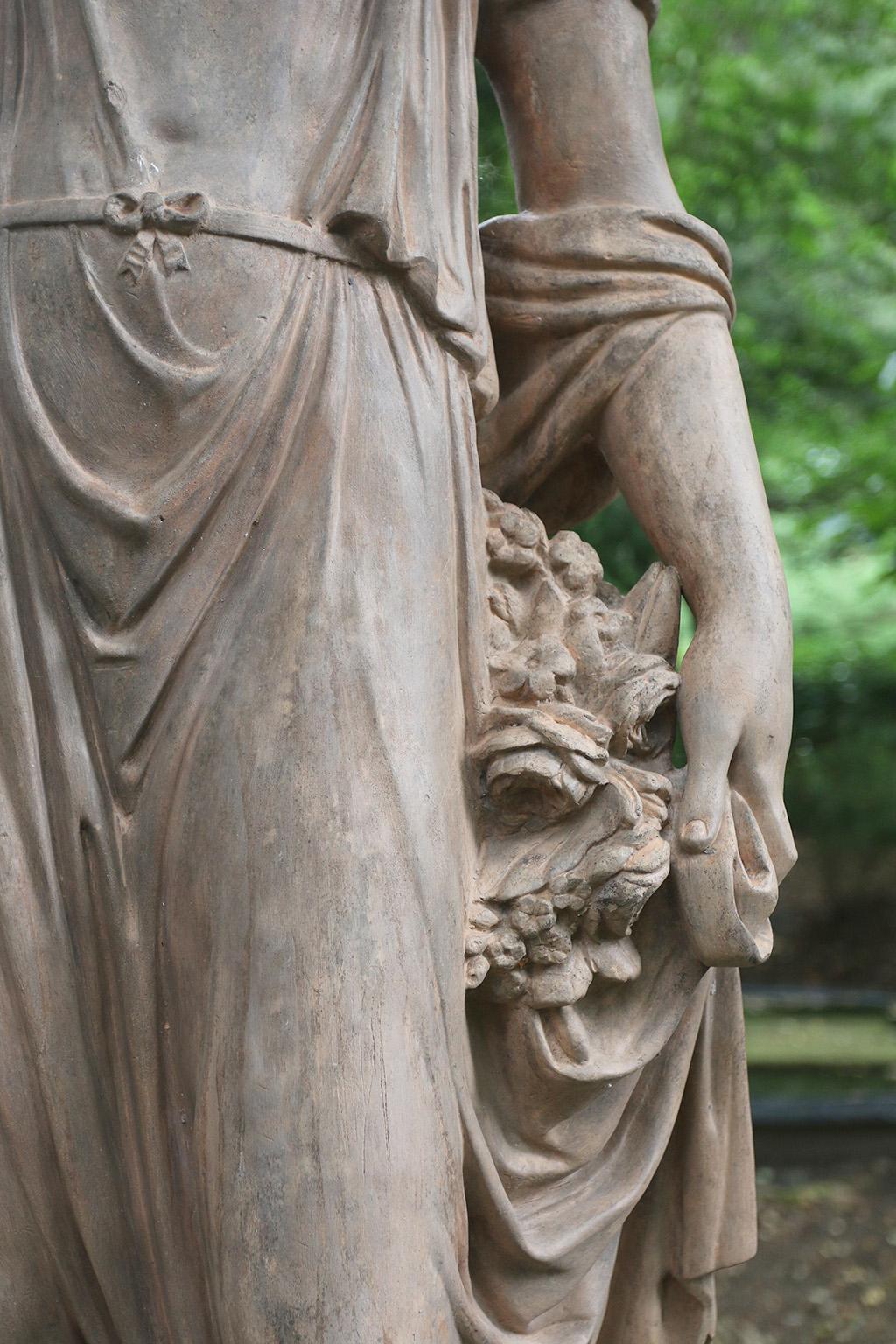 Eine Terrakotta-Statue der Göttin Flora auf Sockel im Angebot 5