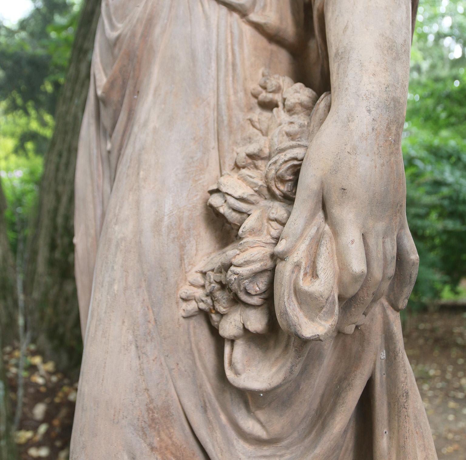 Eine Terrakotta-Statue der Göttin Flora auf Sockel im Angebot 6