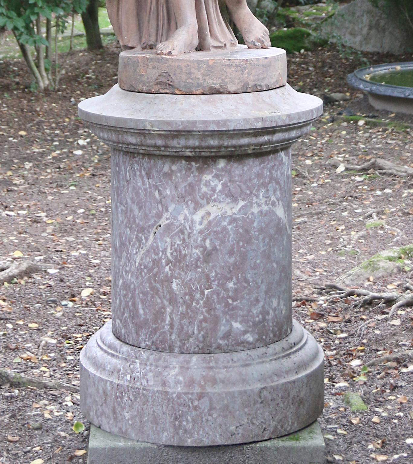 Eine Terrakotta-Statue der Göttin Flora auf Sockel im Angebot 8
