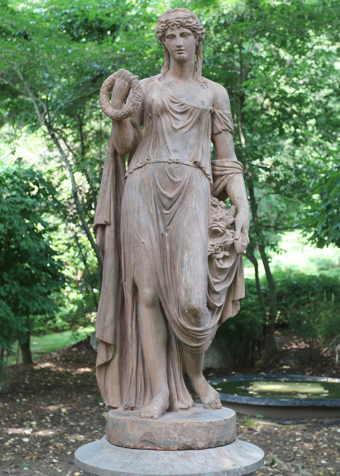 Eine Terrakotta-Statue der Göttin Flora auf Sockel (Neoklassisch) im Angebot