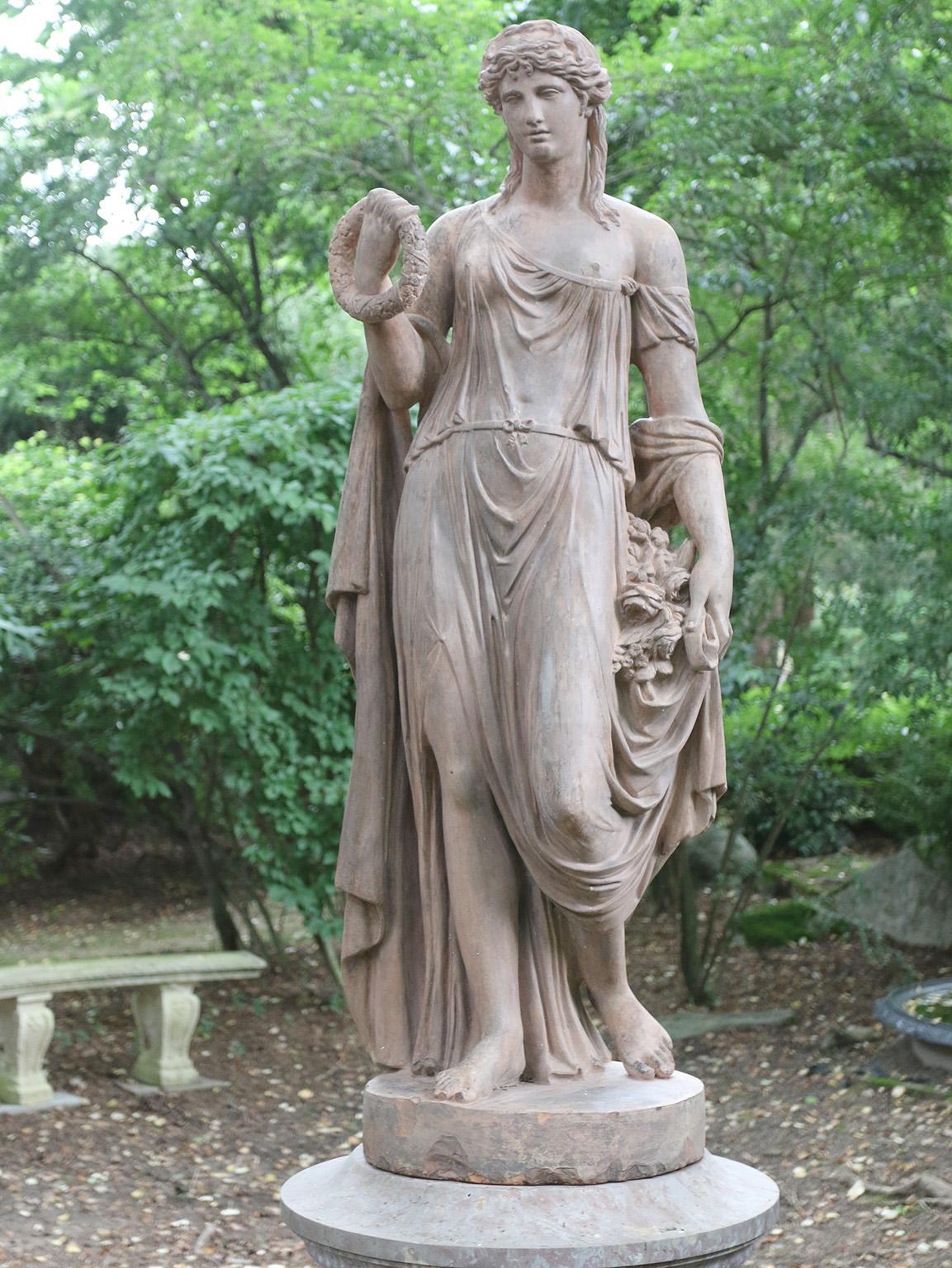 Eine Terrakotta-Statue der Göttin Flora auf Sockel (Italienisch) im Angebot
