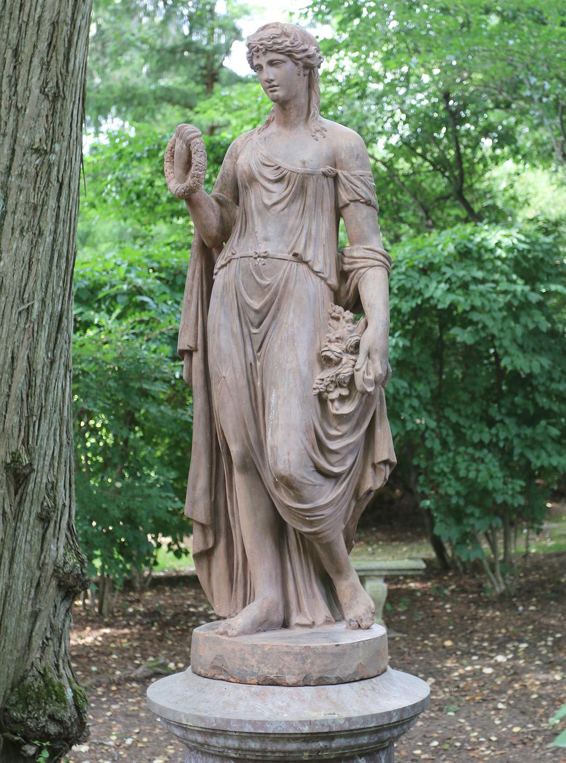 Eine Terrakotta-Statue der Göttin Flora auf Sockel (Gebrannt) im Angebot