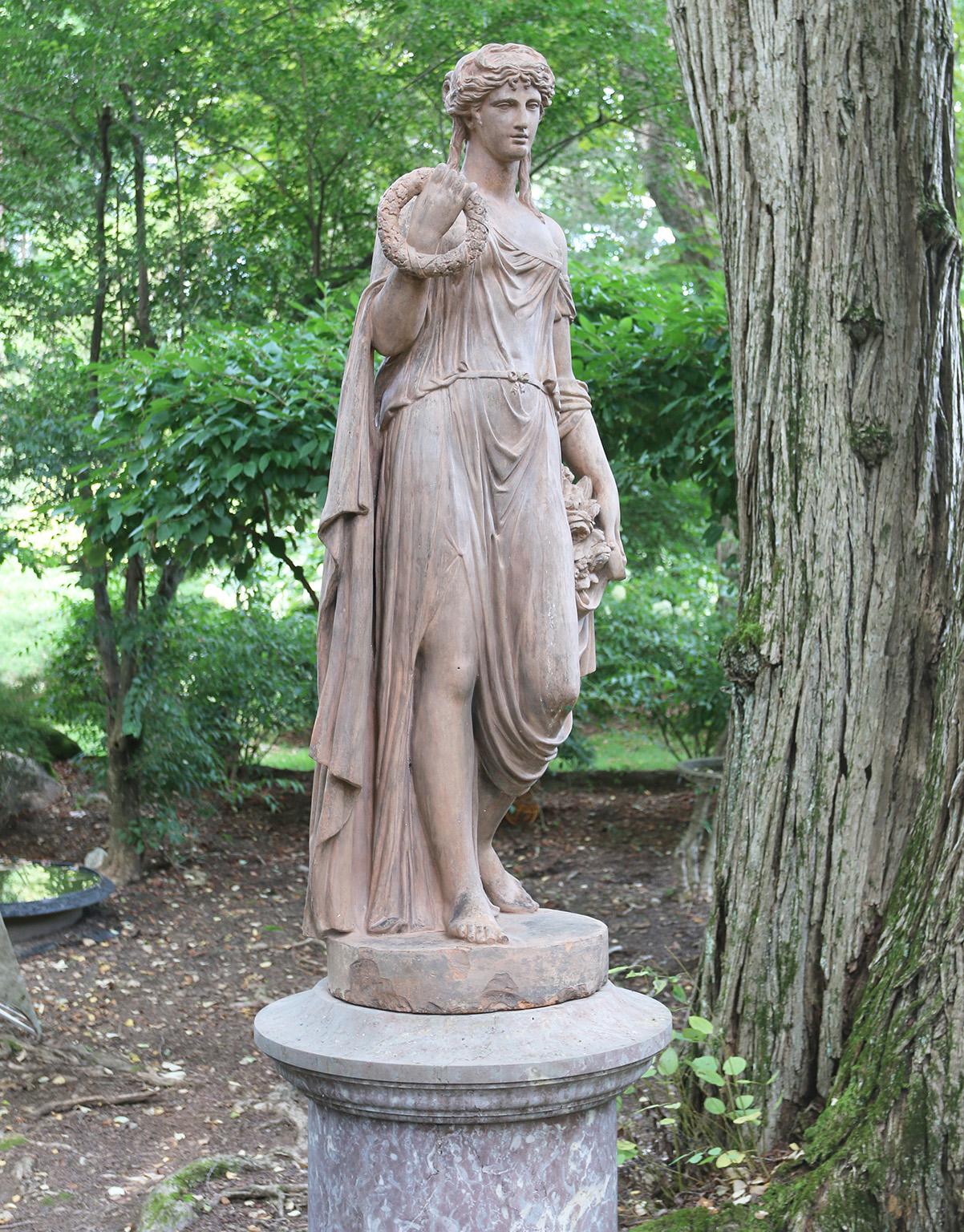 Eine Terrakotta-Statue der Göttin Flora auf Sockel im Zustand „Gut“ im Angebot in Katonah, NY