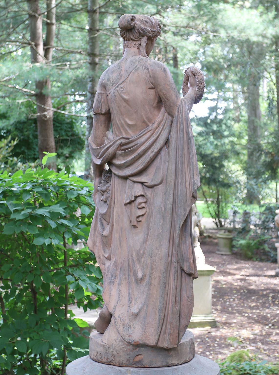 Eine Terrakotta-Statue der Göttin Flora auf Sockel (Spätes 19. Jahrhundert) im Angebot
