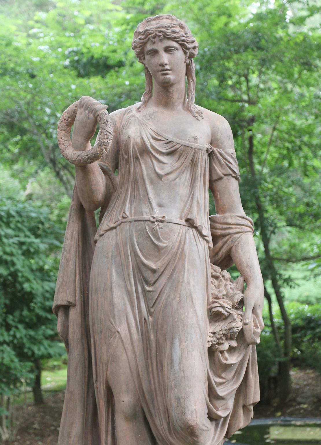 Eine Terrakotta-Statue der Göttin Flora auf Sockel im Angebot 1