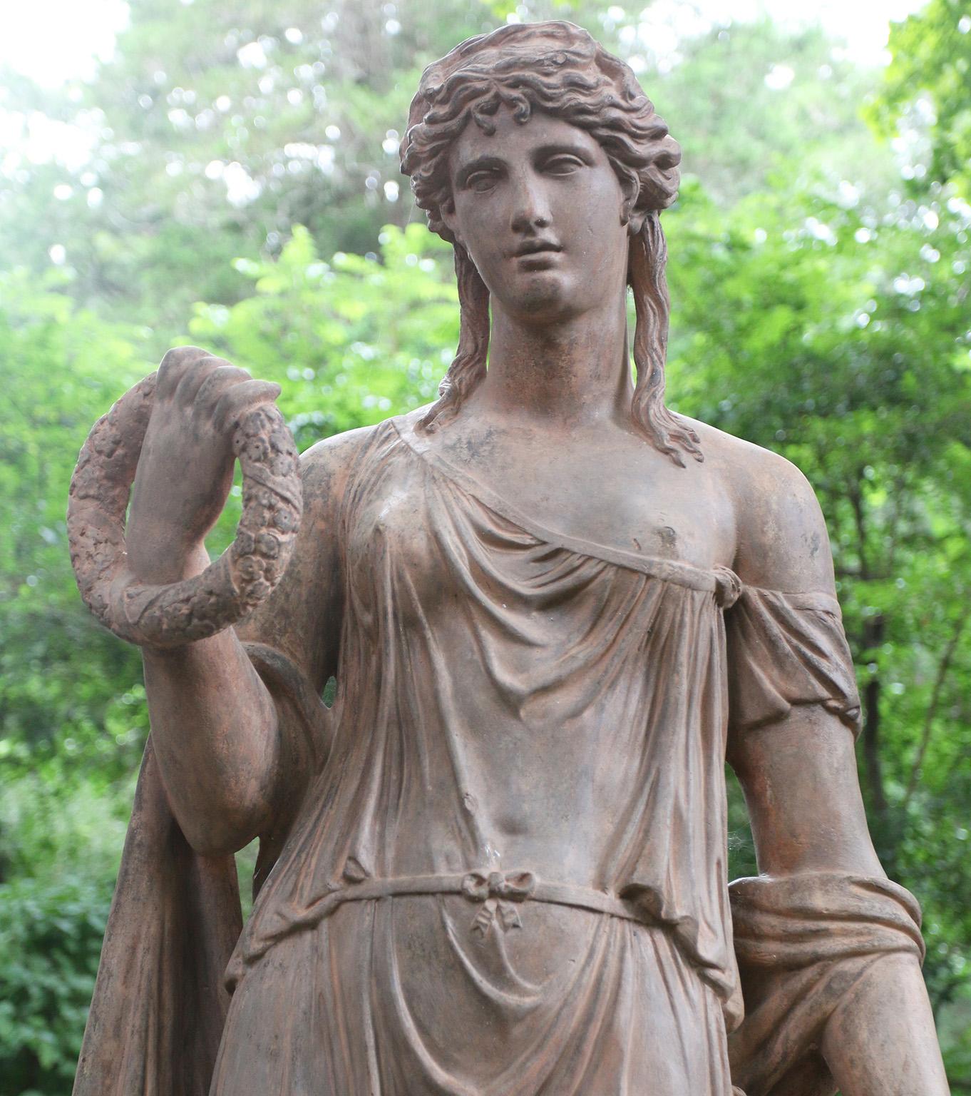 Eine Terrakotta-Statue der Göttin Flora auf Sockel im Angebot 2