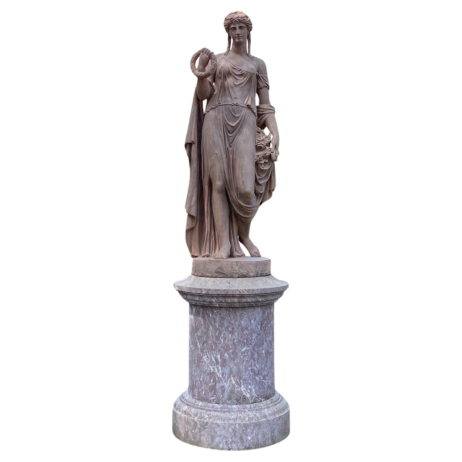 Eine Terrakotta-Statue der Göttin Flora auf Sockel im Angebot