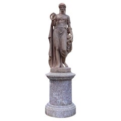 Eine Terrakotta-Statue der Göttin Flora auf Sockel