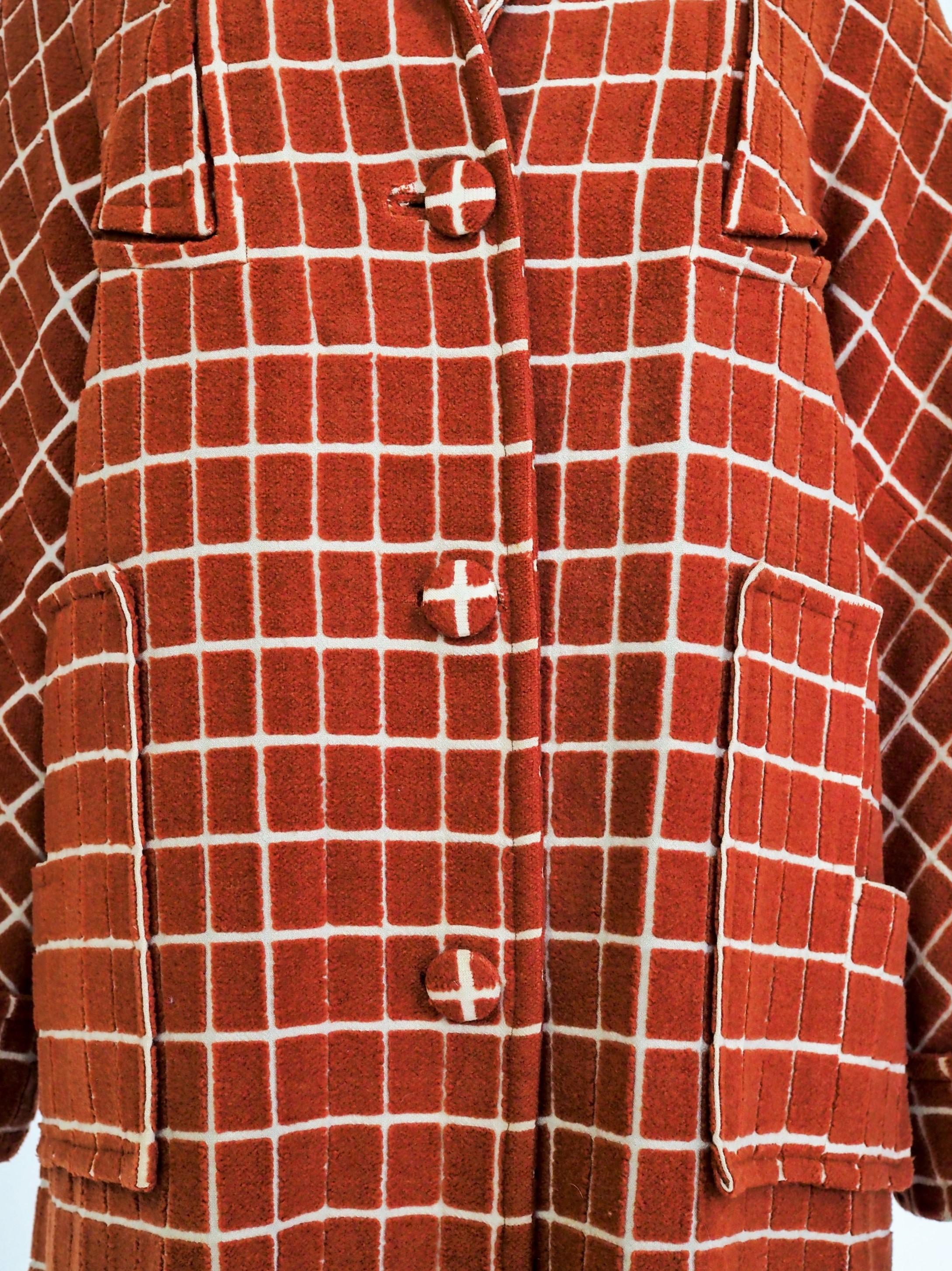 Um 1930

Frankreich

Schöner Art-Déco-Wintermantel aus Baumwolle und zugeschnittenem Samt in Ziegelrostfarbe mit kubistischer Grafik aus den 1930er Jahren. Lockerer Mantel mit kleinem Schalkragen, drei passenden Knöpfen, Raglanärmeln mit