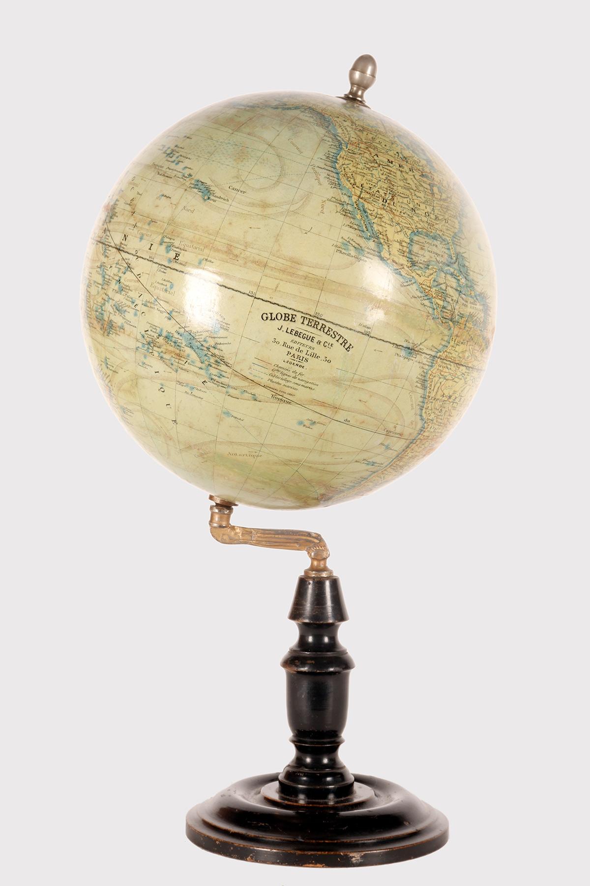 Globe terrestre de taille moyenne, réalisé en papier mâché, fini à la pastille et complété par l'application de fuseaux de papier imprimés en taille-douce. Retouches de couleurs. Pied et base en bois fruitier, de forme ronde, tournés en noir. Publié