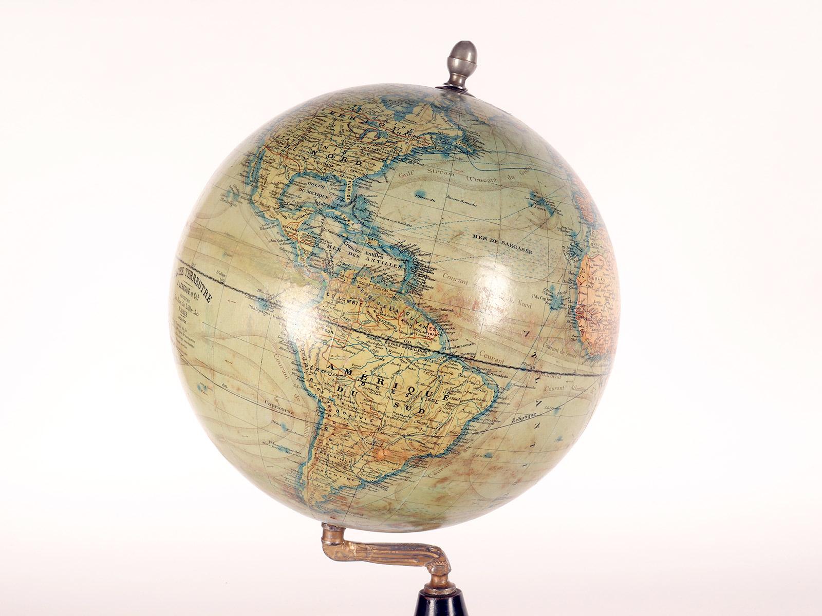 Français Un globe terrestre signé J. Lebegue & C, Paris, France 1880. en vente