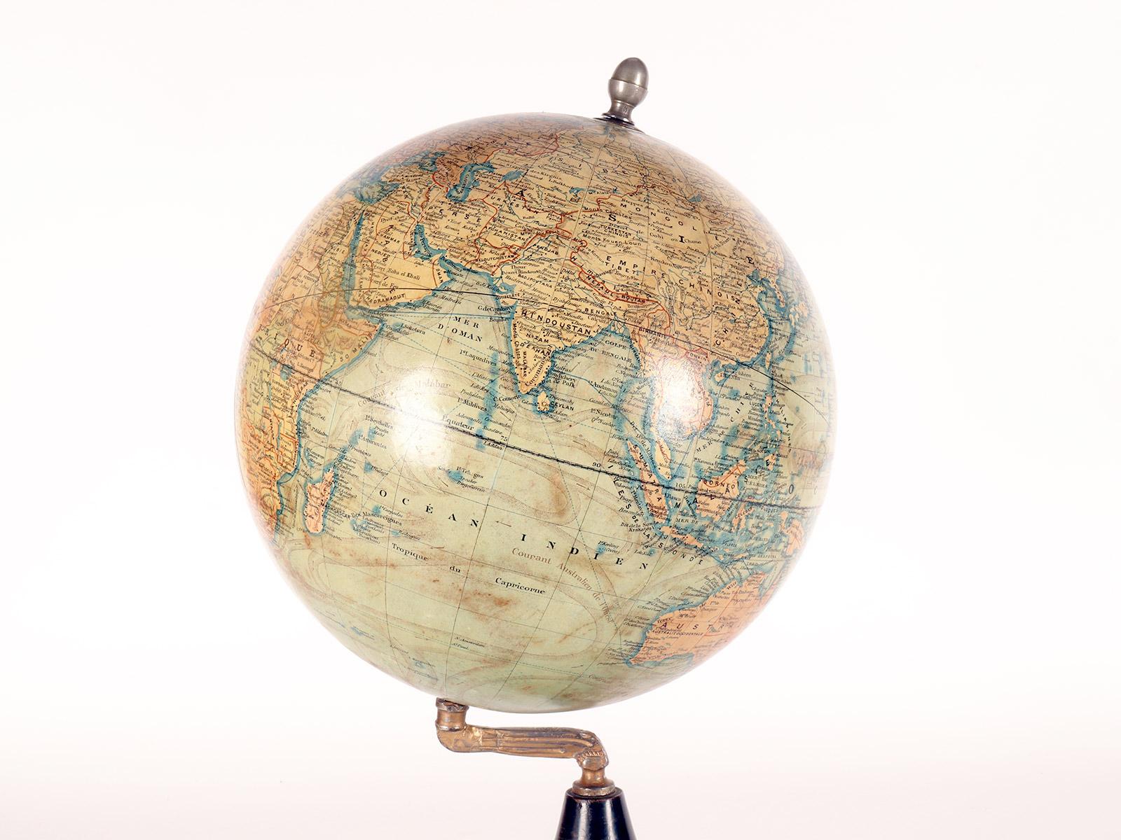 XIXe siècle Un globe terrestre signé J. Lebegue & C, Paris, France 1880. en vente