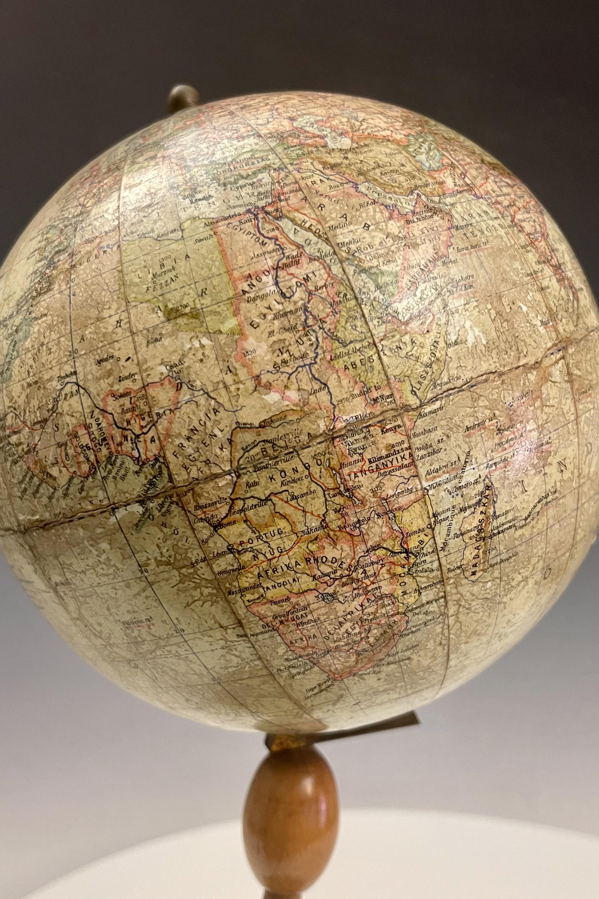 Globe terrestre de Földgömb, Hongrie 1920.  en vente 7