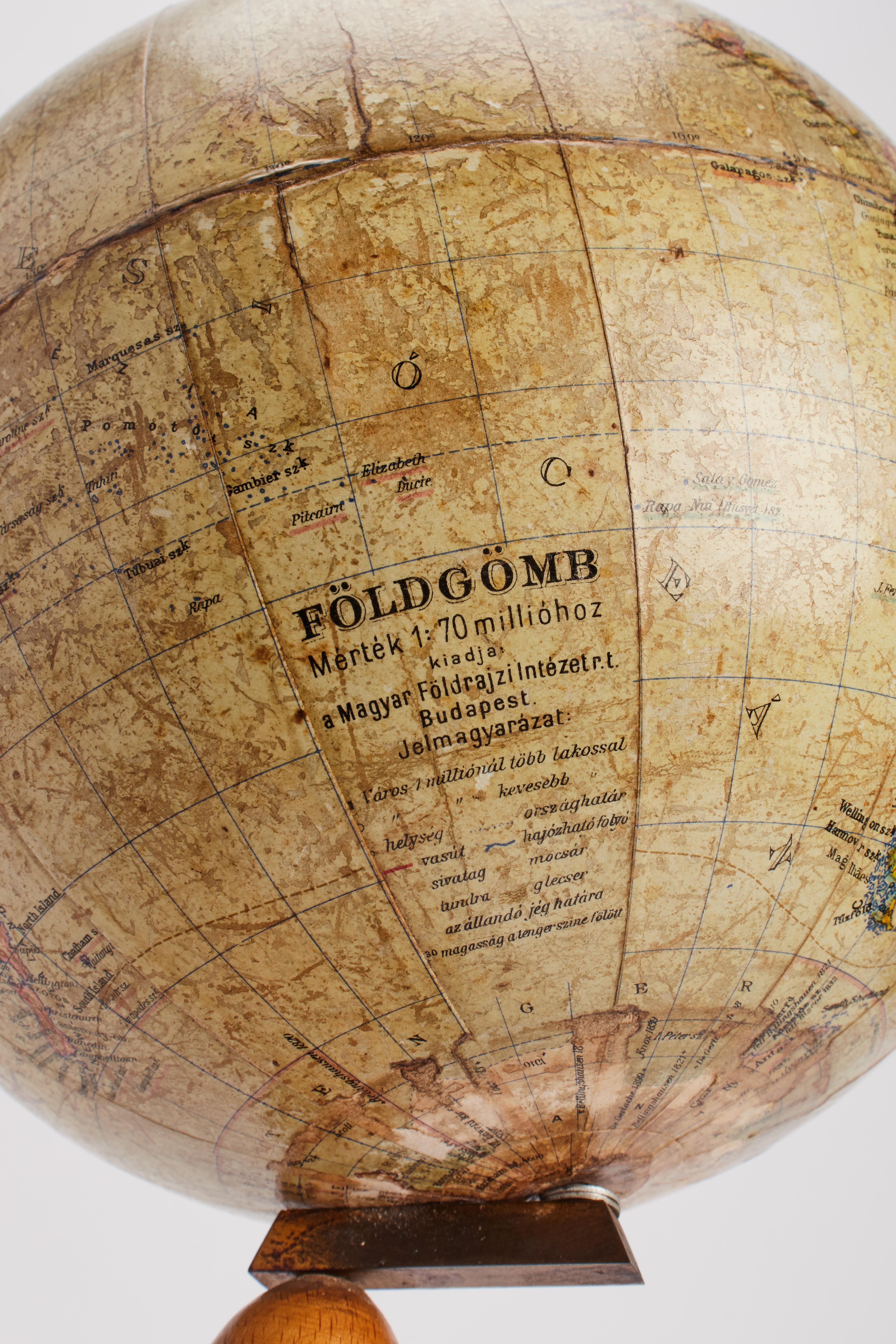 Hongrois Globe terrestre de Földgömb, Hongrie 1920.  en vente