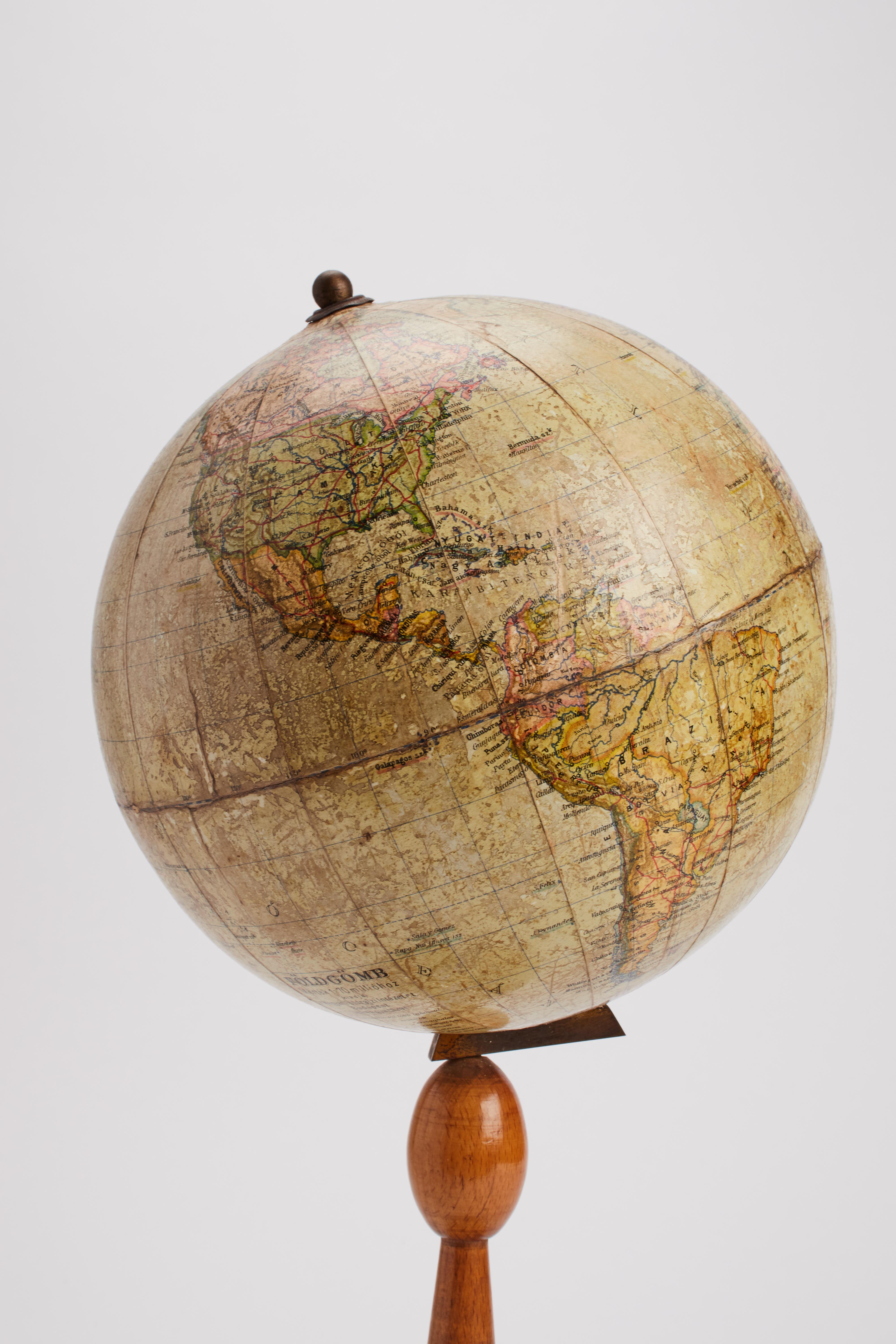 A terrestrial globe by Földgömb, Hungary 1920.  In Good Condition For Sale In Milan, IT