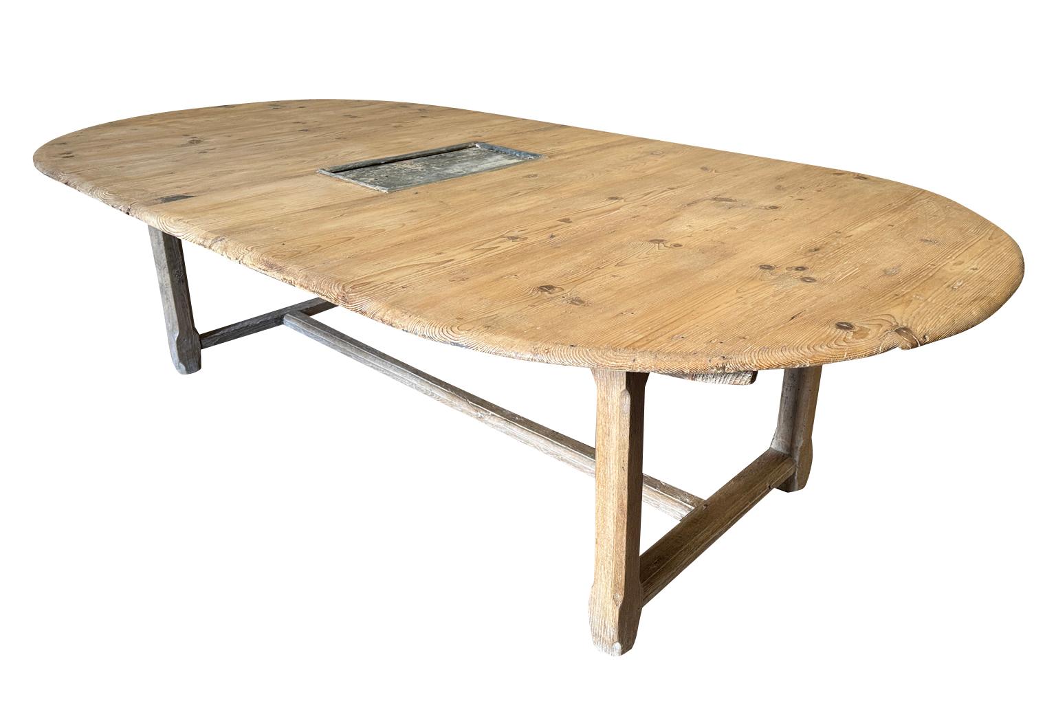 A terrific 18th century Coffee Table - table Basse from the South of France.  Be In Good Condition For Sale In Round Top, TX