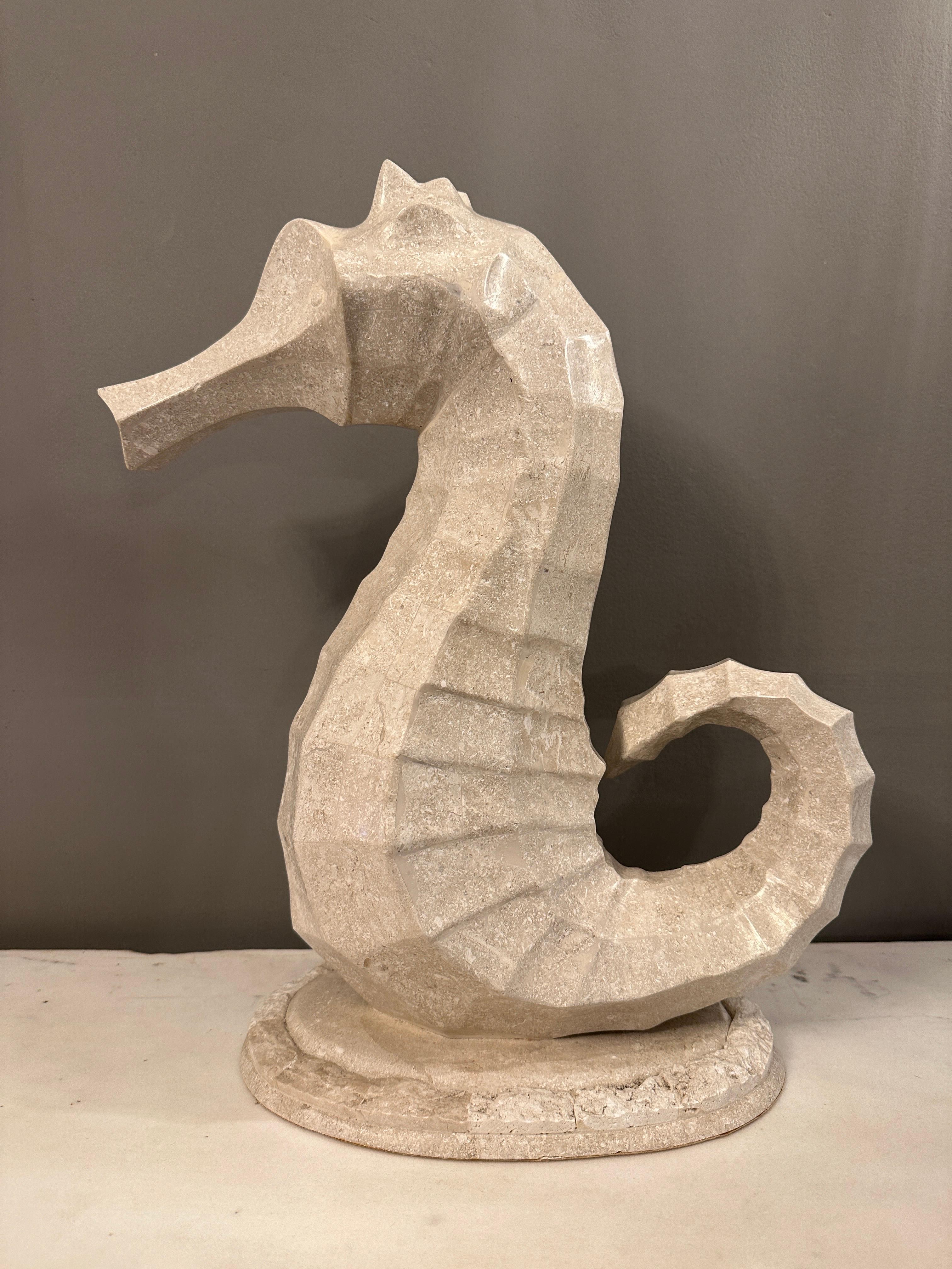 Sehr dekorative Seepferdchen-Skulptur aus Marmor von Maitland Smith, USA, mit Mosaik. Ungewöhnlich und in einem cremefarbenen Marmor mit Marmor und Stein beendet montieren.