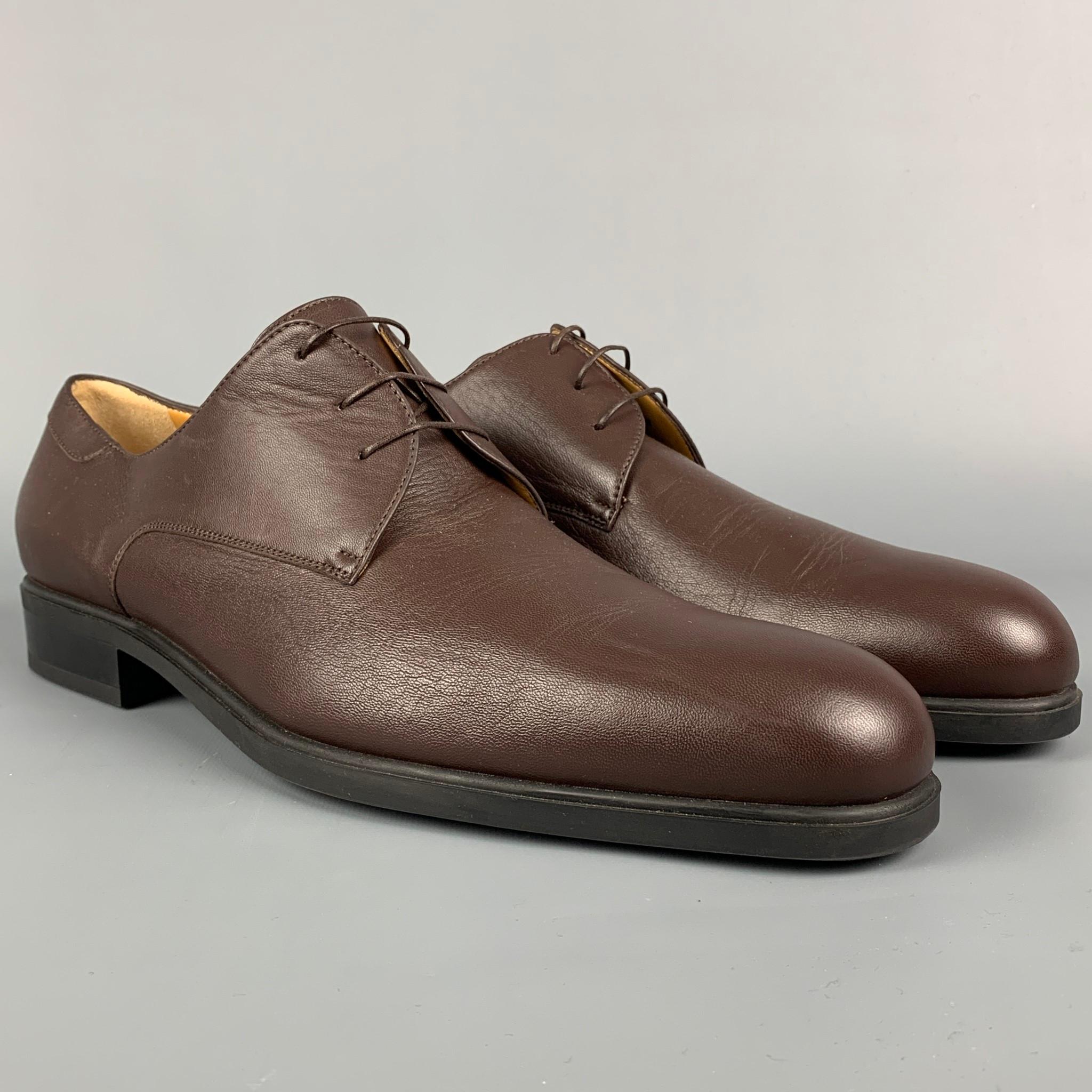 Les chaussures A.TESTONI sont en cuir marron et présentent un bout rond, une semelle en caoutchouc et une fermeture à lacets. Fabriquées en Italie. 

Très bon état d'origine.
Marqué : E45964 15 12

Semelle extérieure : 12.5 in. x 4 in. 