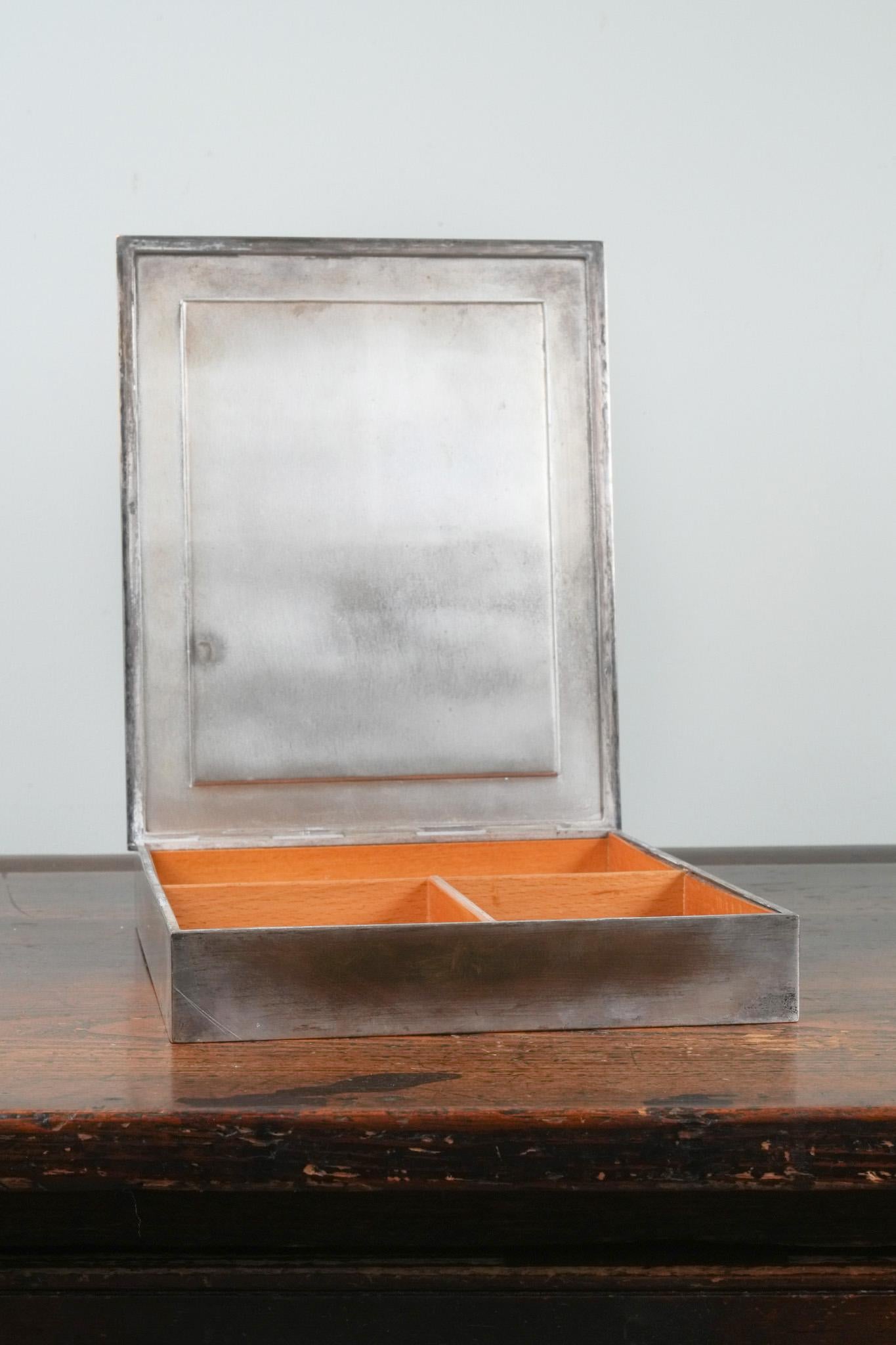 Un humidificador de puros o cigarrillos Tevan Húngaro