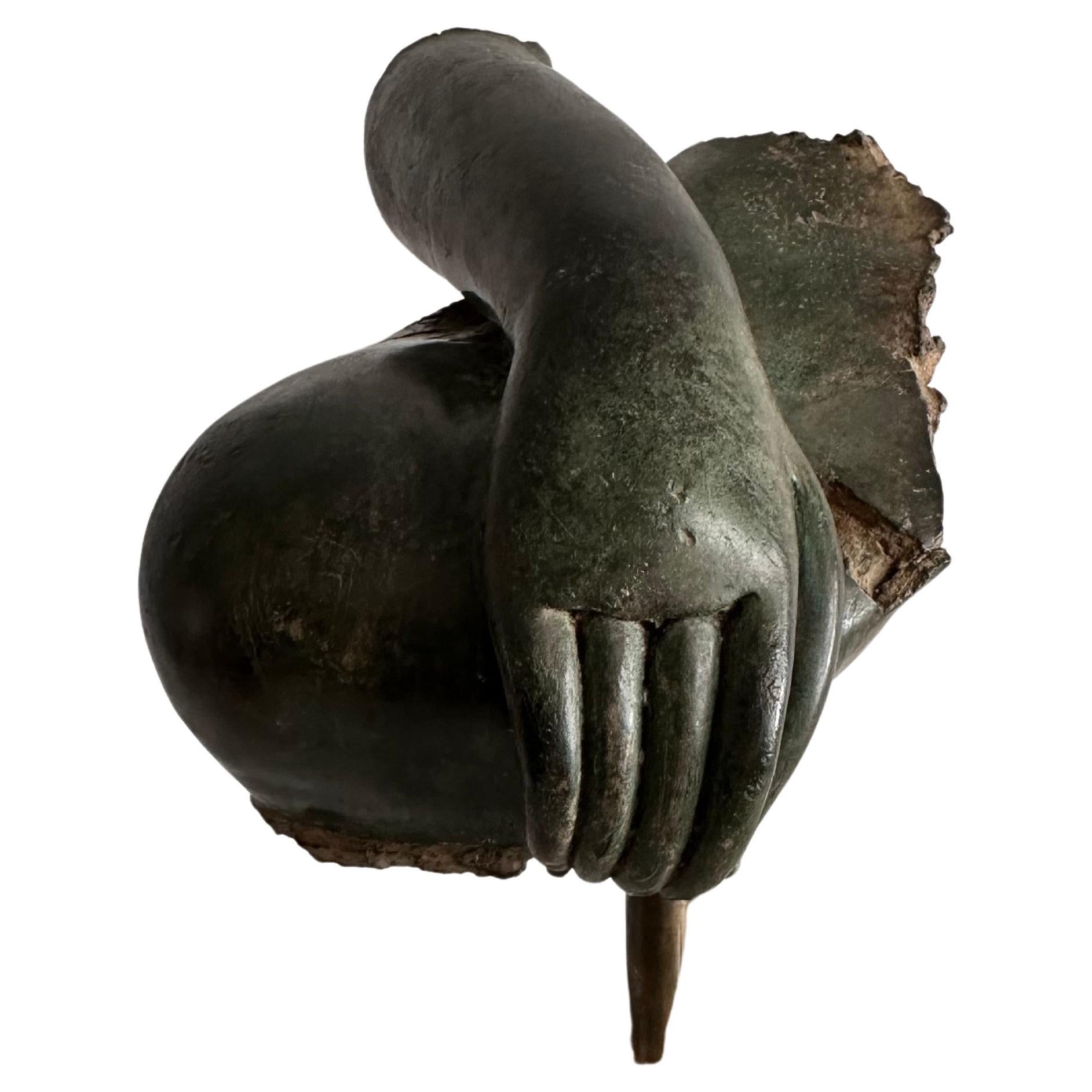 Frammento di Buddha in bronzo tailandese, XV secolo.

Frammento di braccio, mano e gamba, montato su un supporto in plexiglas degli anni '70.
Lunghezza totale: 17,2 cm.
 