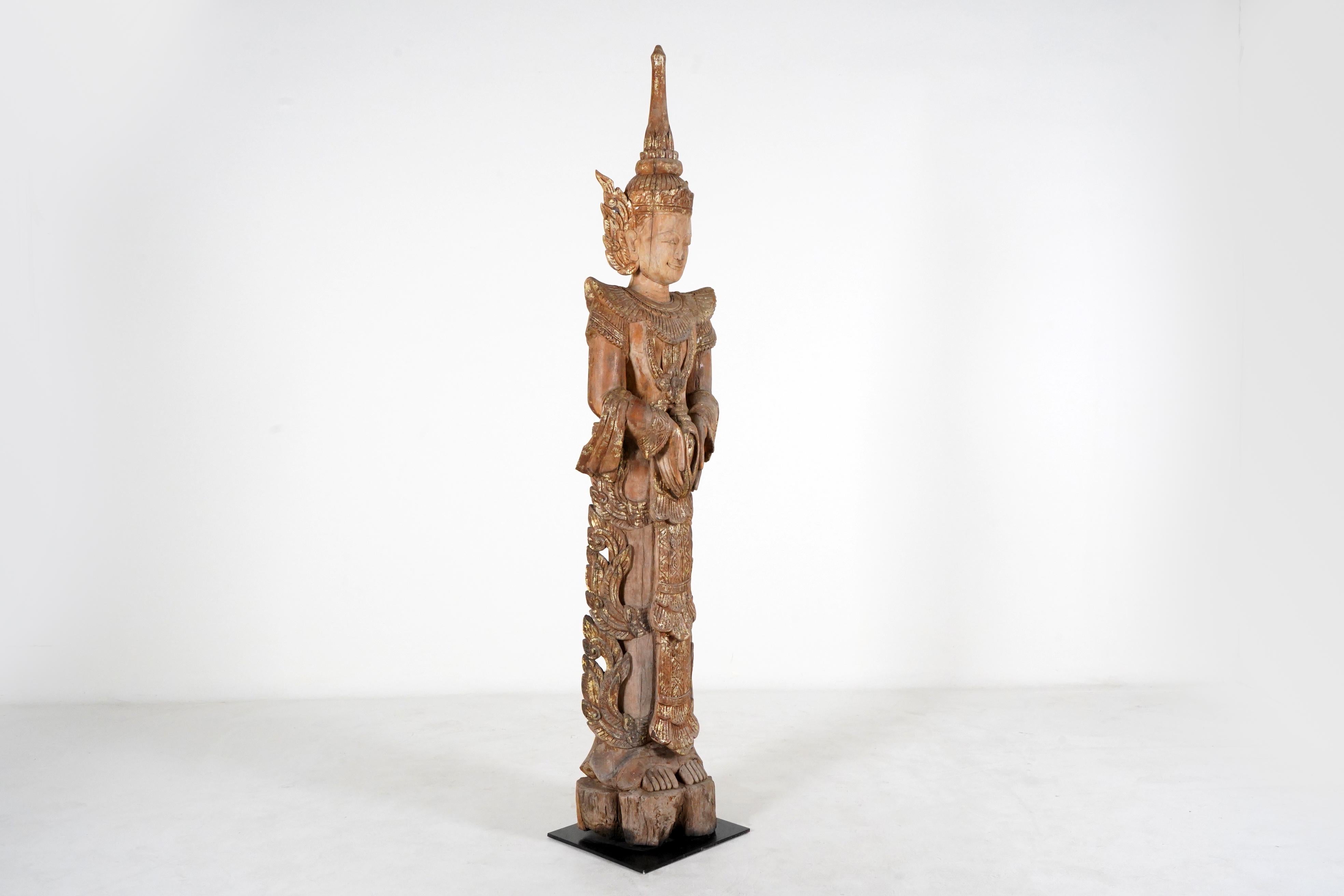 XXIe siècle et contemporain Sculpture thaïlandaise en Wood Wood représentant un Ange Blessing en vente