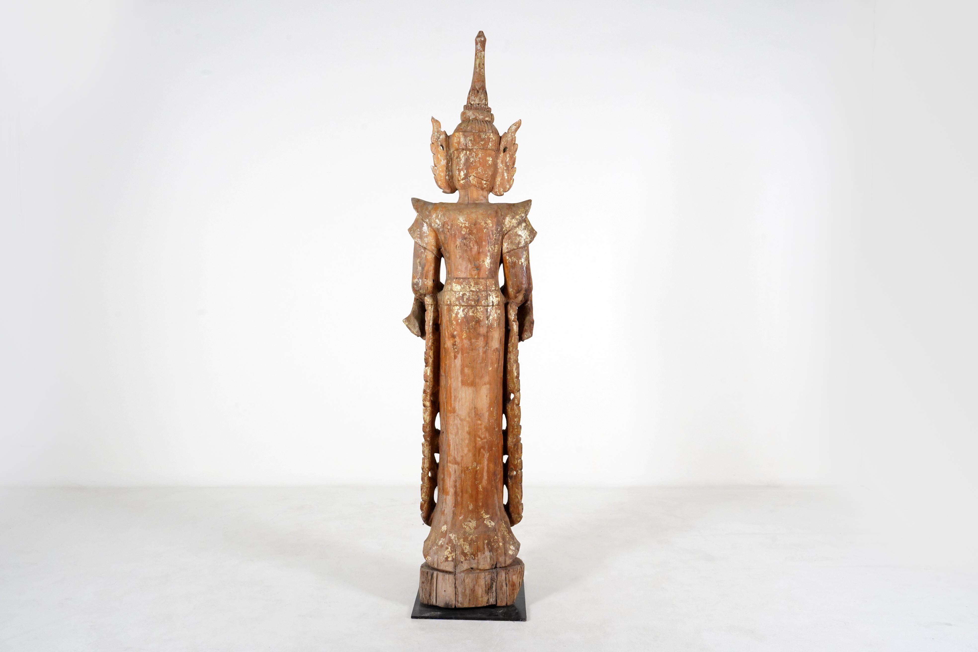 Sculpture thaïlandaise en Wood Wood représentant un Ange Blessing en vente 2