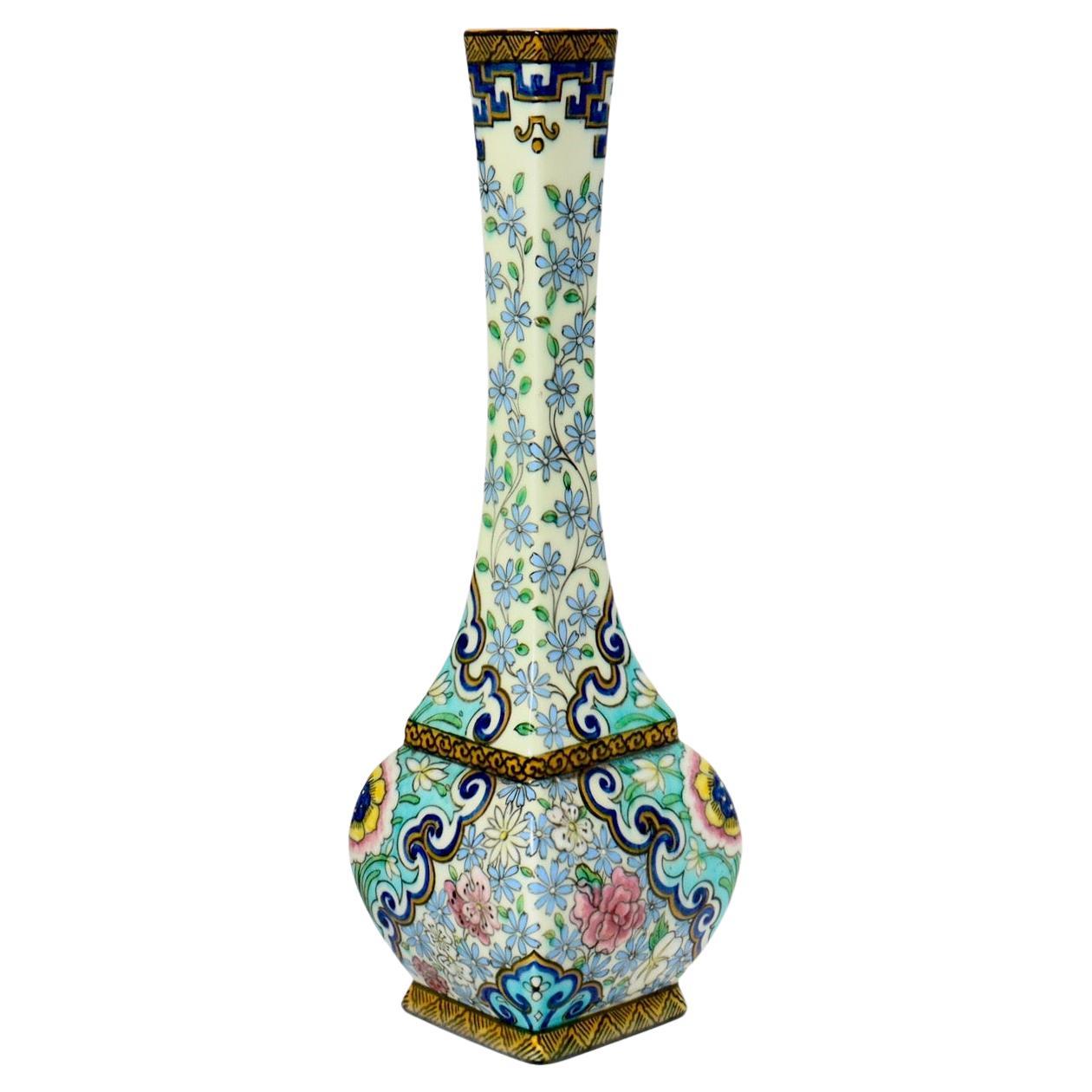 Théodore DECK (1823-1891)
Vase soliflore et de forme quadrangulaire en faïence émaillée polychrome avec un design d'inspiration sino-japonaise composé de fleurs et de frises géométriques tout autour.
Marque majuscule imprimée 