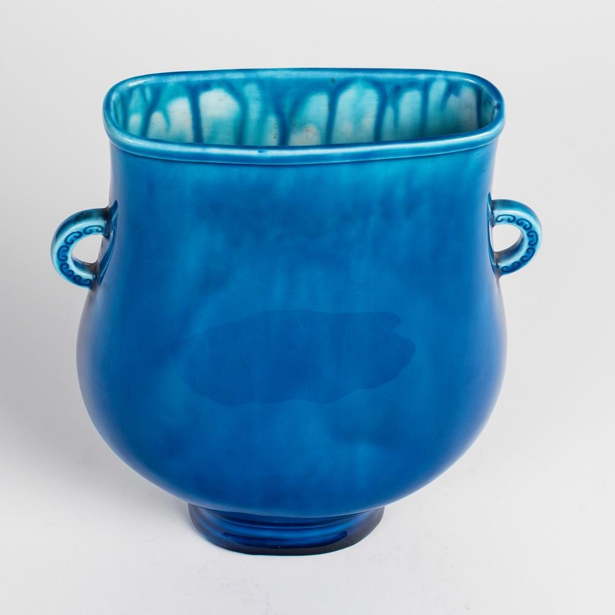  Vaso di Théodore Deck in terracotta smaltata in blu con due scanalature laterali
Stile cinese arcaico 
Marchio maiuscolo impresso TH.DECK sotto la base


Per pezzi simili si rimanda a Théodore Deck, The Peter Marino Collection, Edition Phaidon,