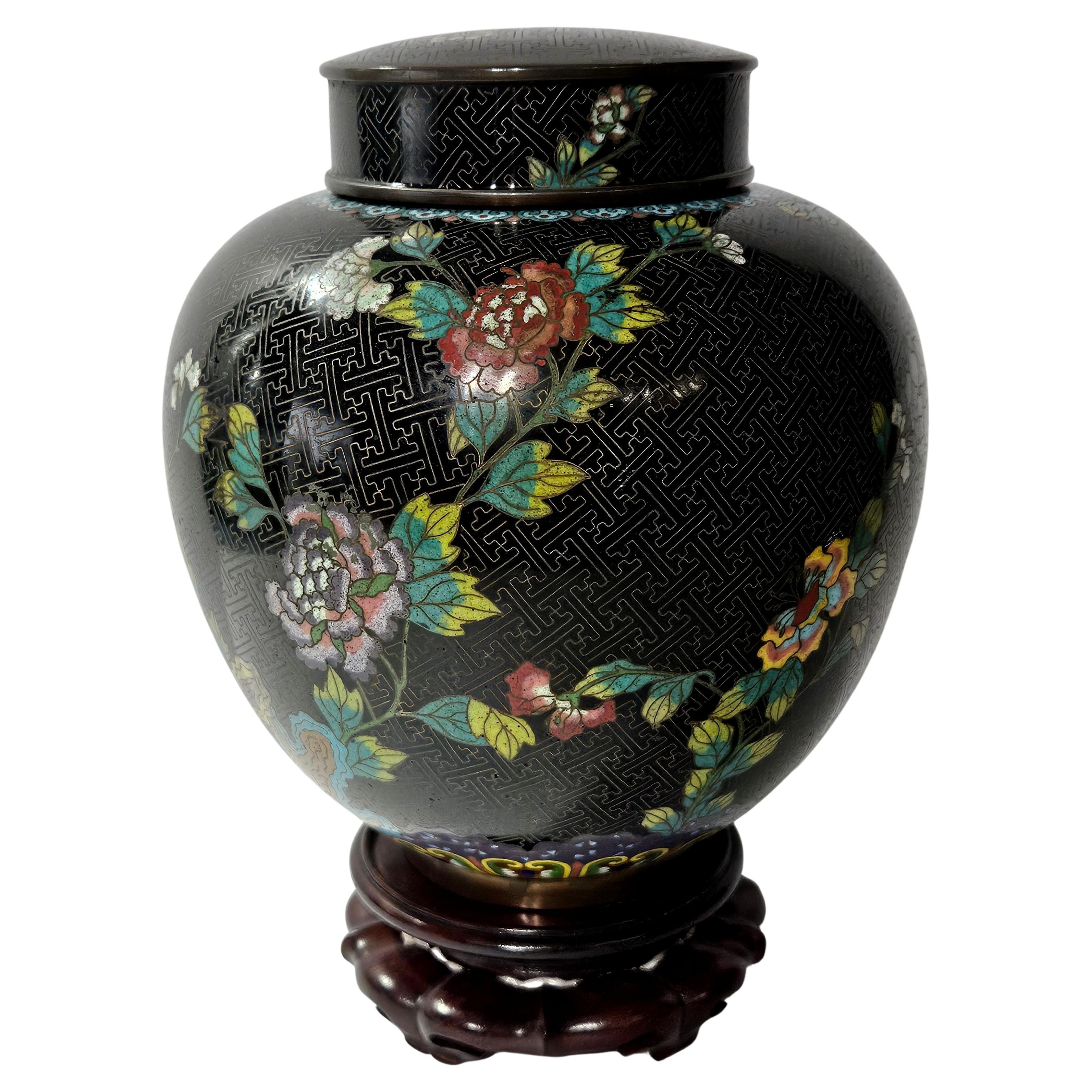 A Thick 
Heavy Chinese Cloisonné Covered Jar Thunder Meandre on Wooden Stand en vente