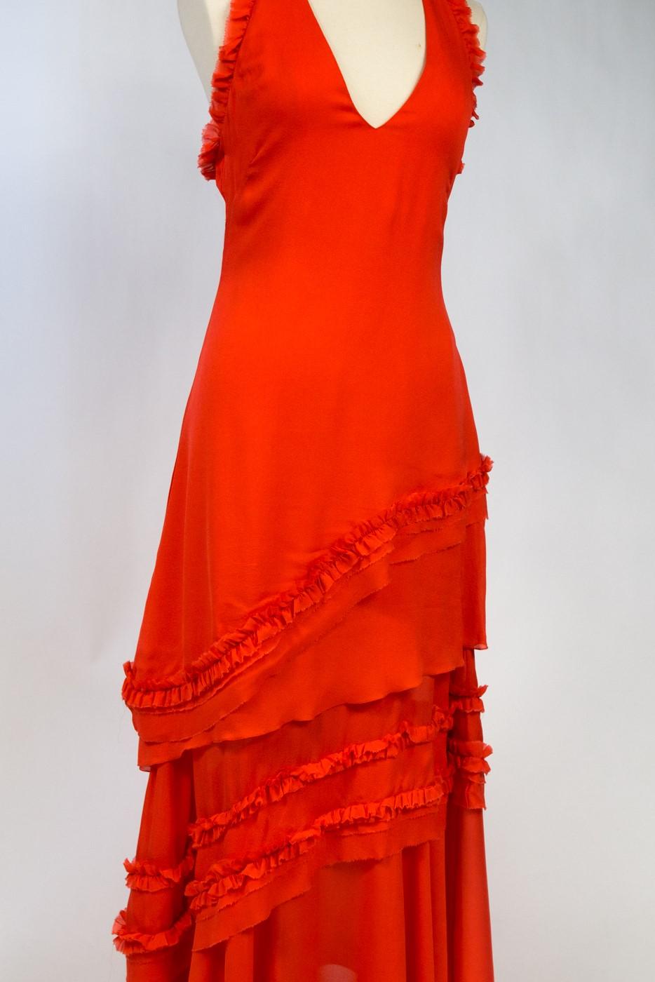 Vers 1997/2002

France

Magnifique robe de soirée de Thierry Mugler Haute Couture modèle 1P 2730 datant des années 2000. Robe longue en crêpe de soie corail, dos nu et décolleté en V plongeant boutonné derrière le cou. Robe fourreau ajustée avec