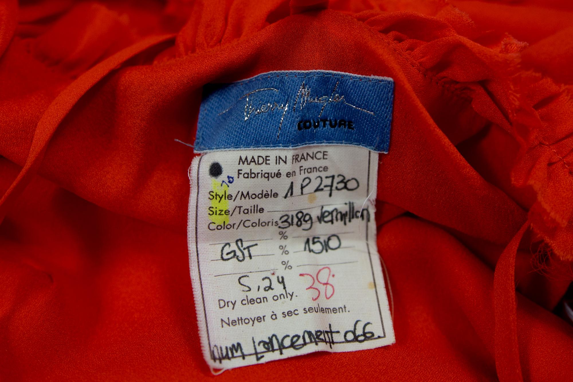 Une robe de soirée Thierry Mugler Couture en crêpe de soie corail Circa 1997/2002 Pour femmes en vente