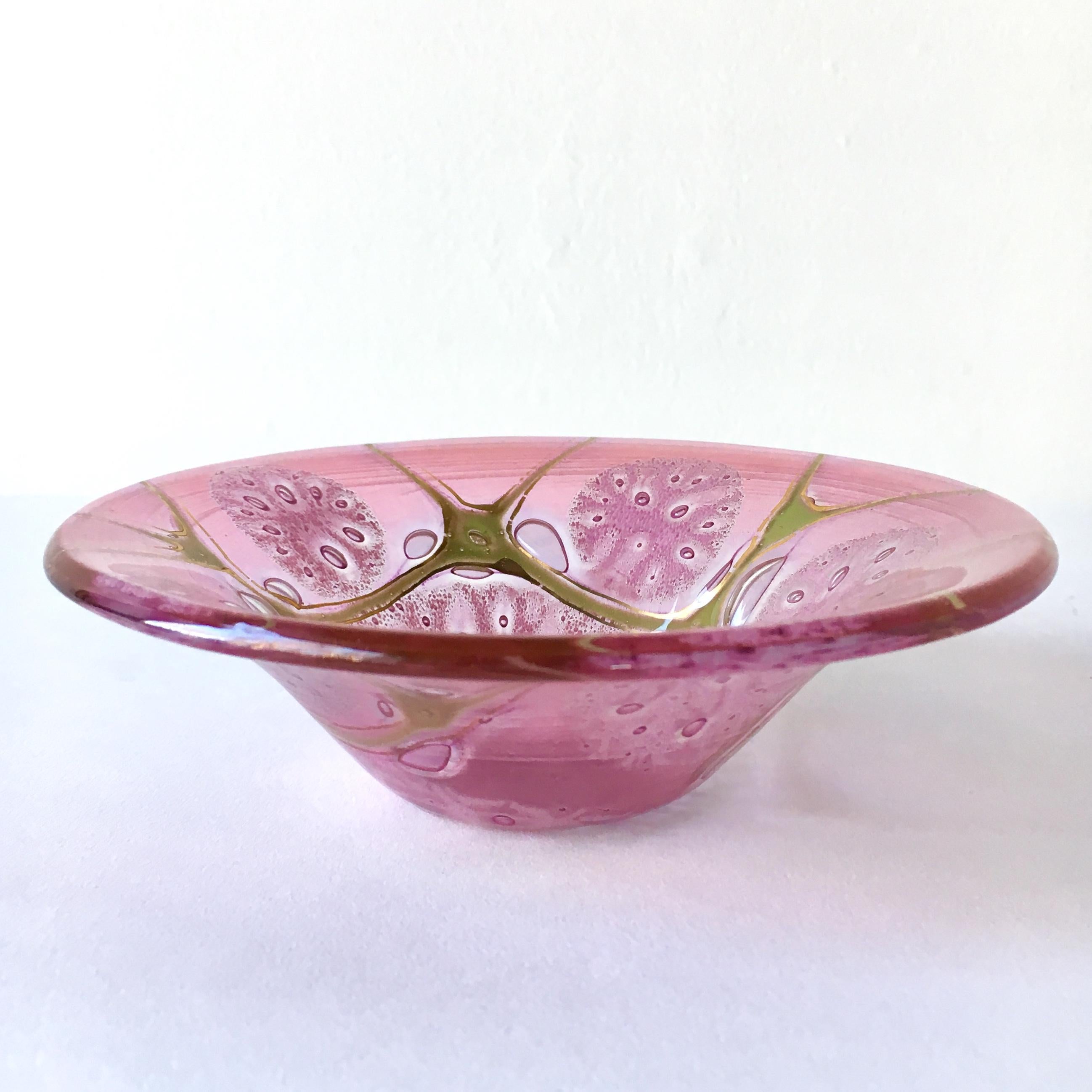A Thistledown patterend fused glass bowl by Michael and Frances Higgins USA signed 1957-1964

Michael Higgins (1908-1999) and Frances Higgins(1912-2004) met in Chicago and were married in 1948. They had a fascination of modern glass fusing. Their
