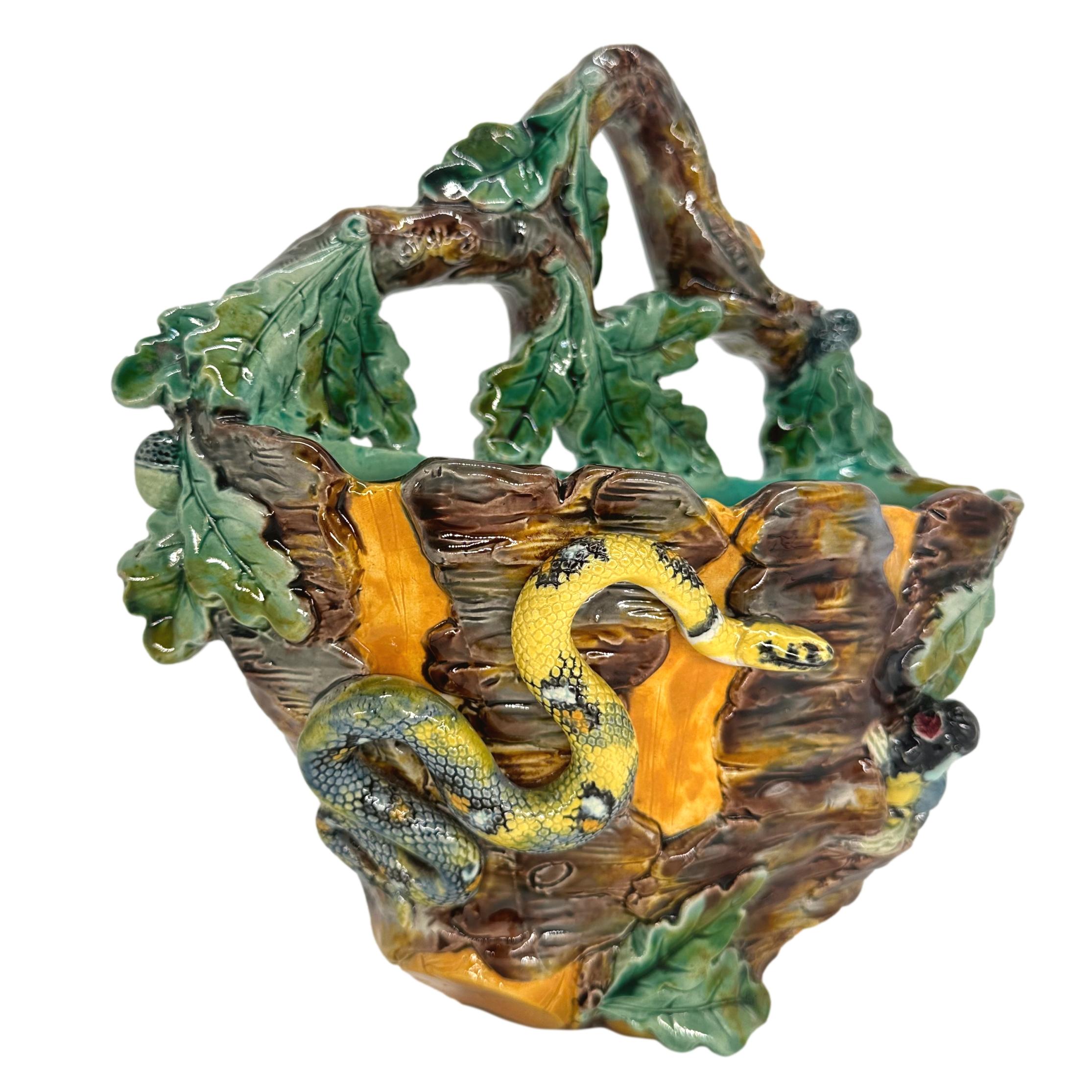 Rarissima tasca da parete in maiolica Thomas Sergent Palissy Ware Trompe-l'oeil, modellata in modo naturalistico come una quercia, con foglie e ghiande smaltate di verde, un merlo in erba nel nido e un serpente smaltato di giallo, la parte superiore
