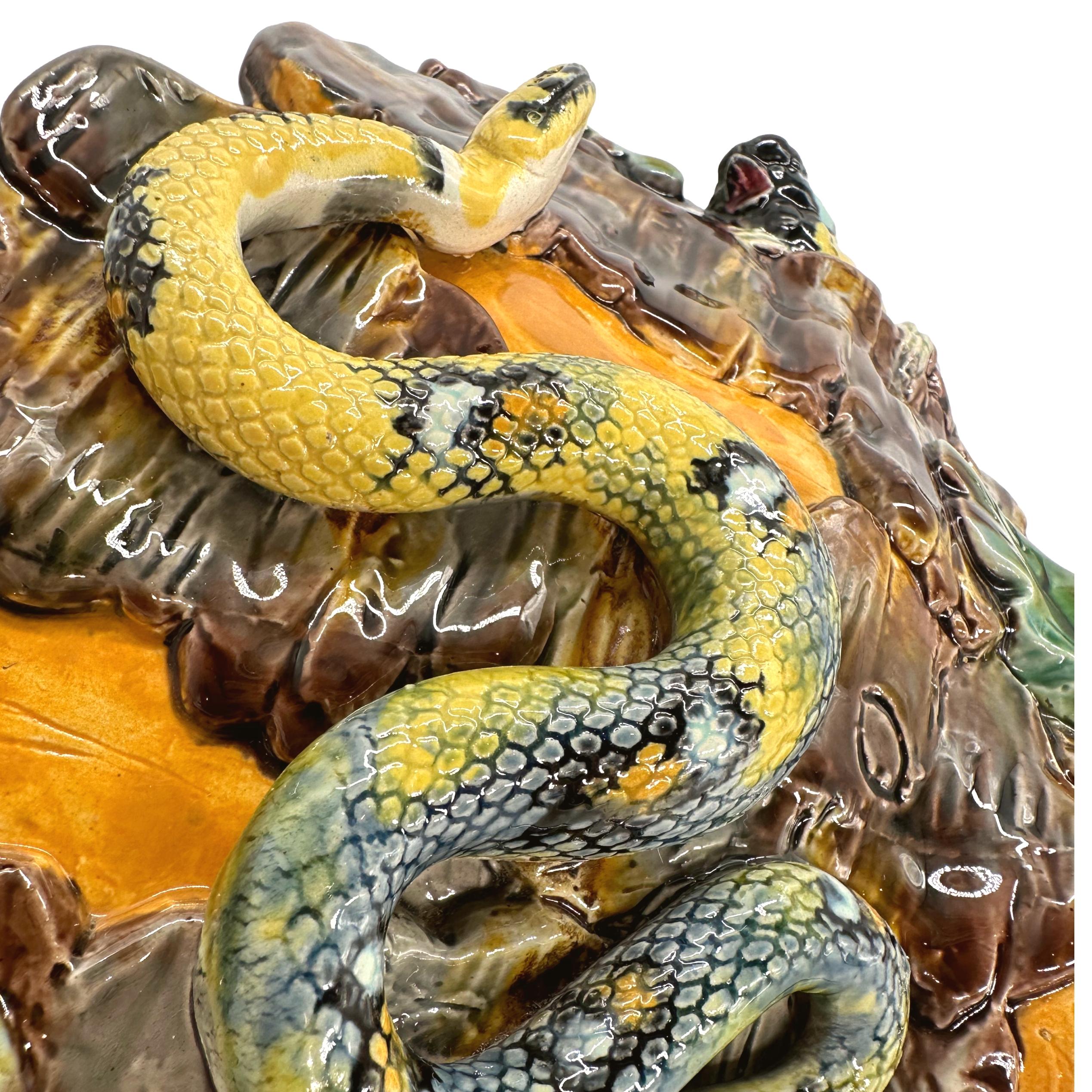 XIX secolo Tasca da parete in maiolica di Thomas Sergent Palissy Ware con serpente, Francia, 1875 ca. in vendita