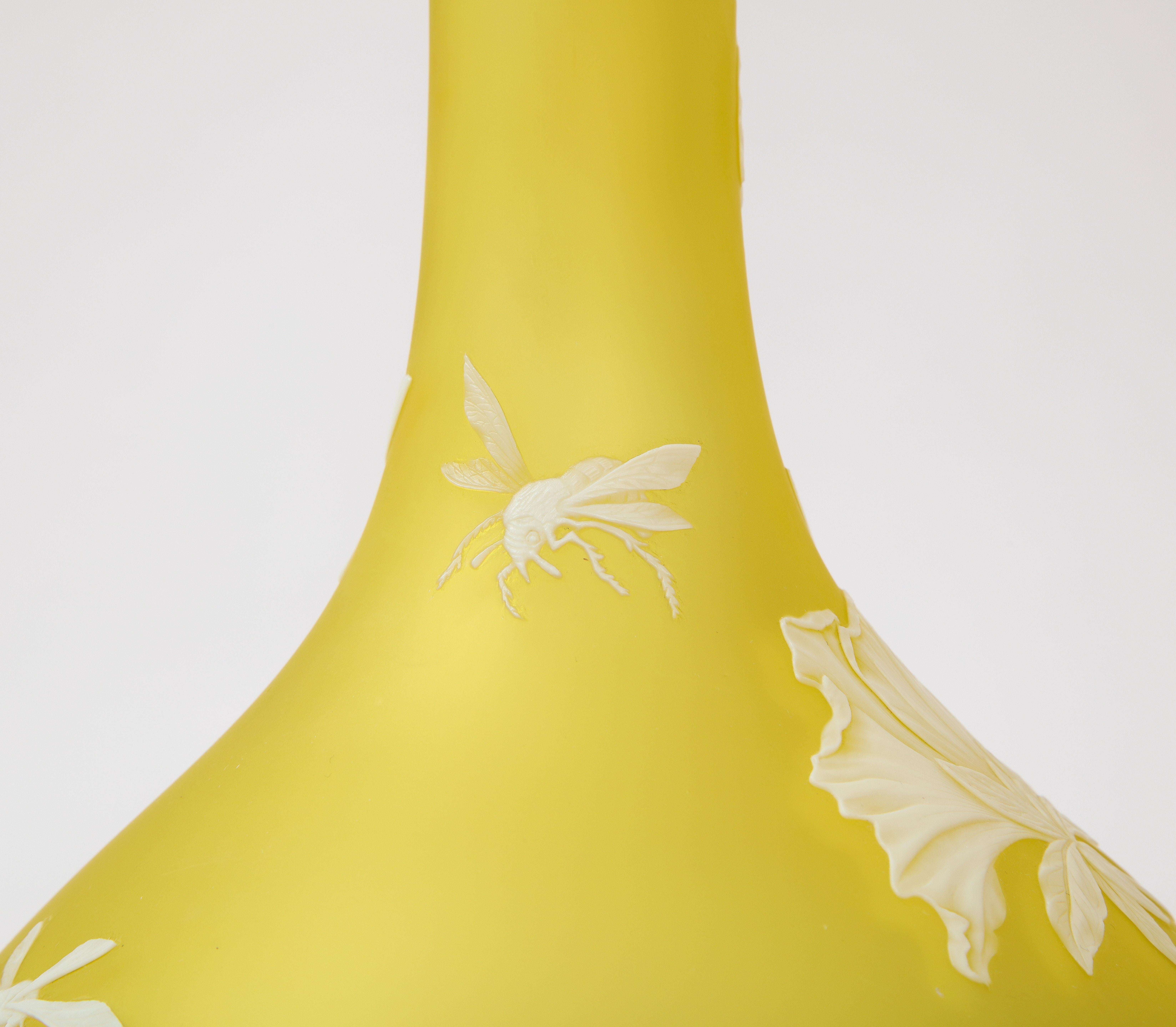 Thomas Webb & Sons Vase mit doppelter Überlagerung in Weiß und Gelb, geätzt und säuregewaschen im Angebot 9