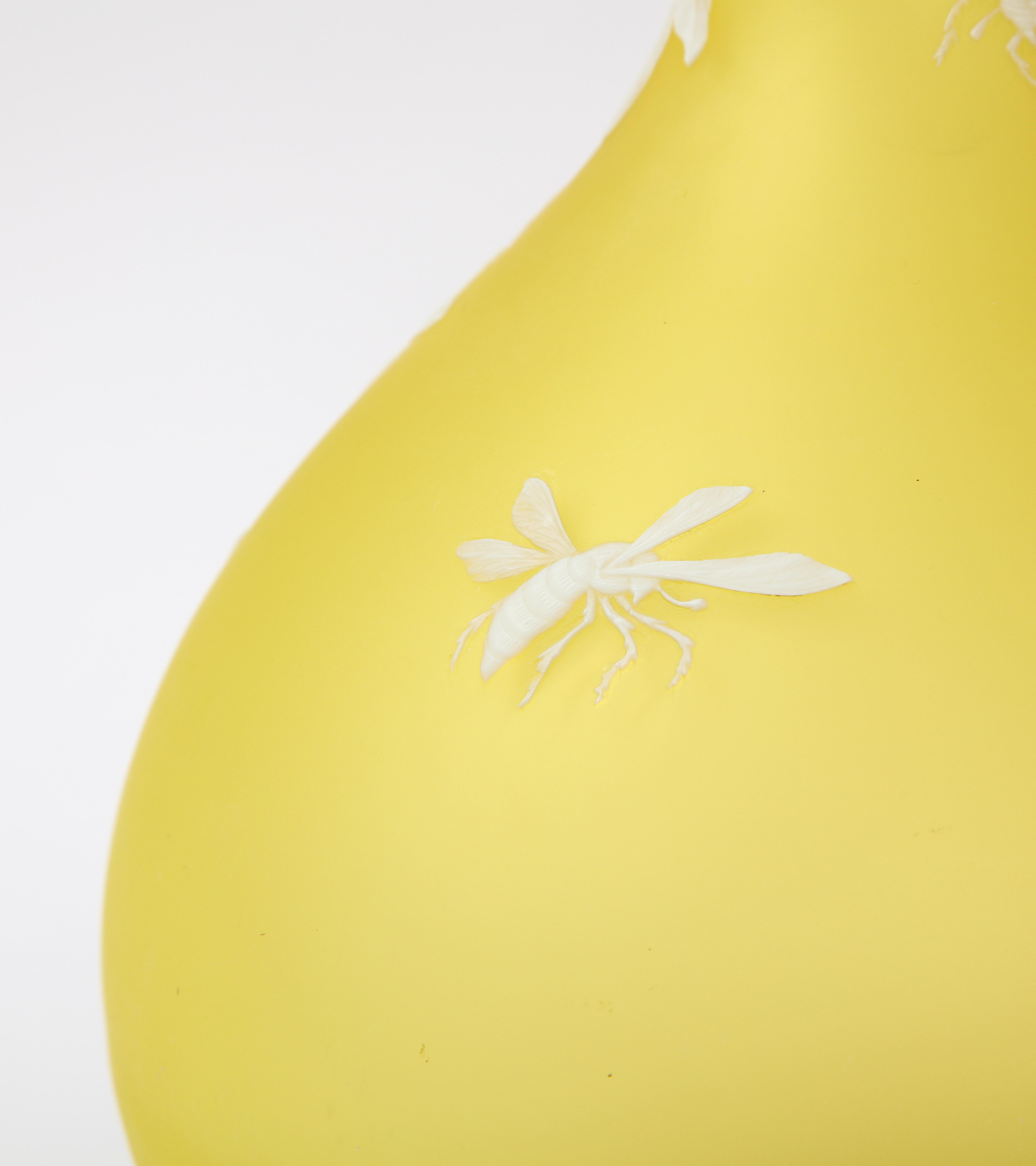 Thomas Webb & Sons Vase mit doppelter Überlagerung in Weiß und Gelb, geätzt und säuregewaschen im Angebot 10