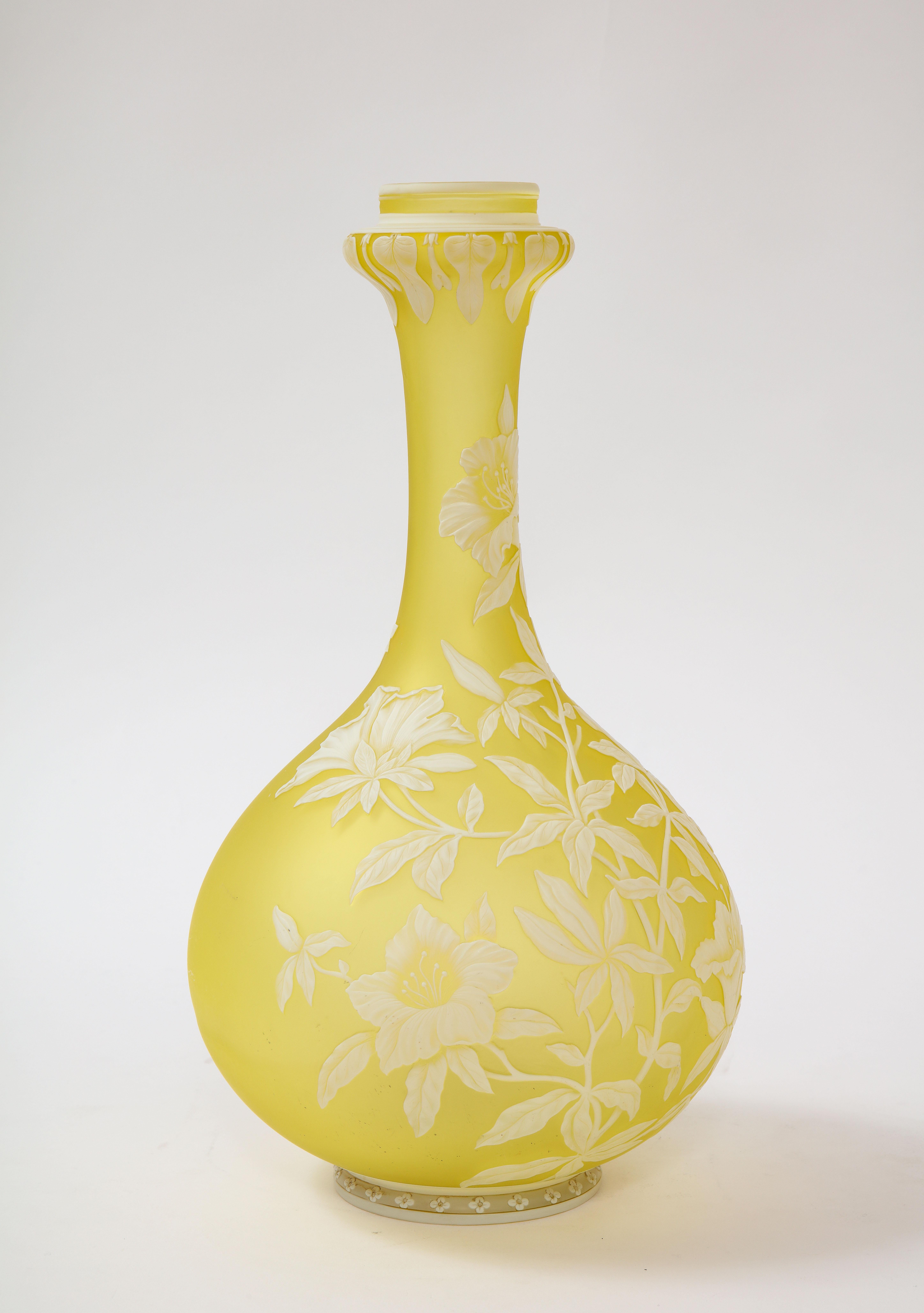 Thomas Webb & Sons Vase mit doppelter Überlagerung in Weiß und Gelb, geätzt und säuregewaschen (Rokoko) im Angebot