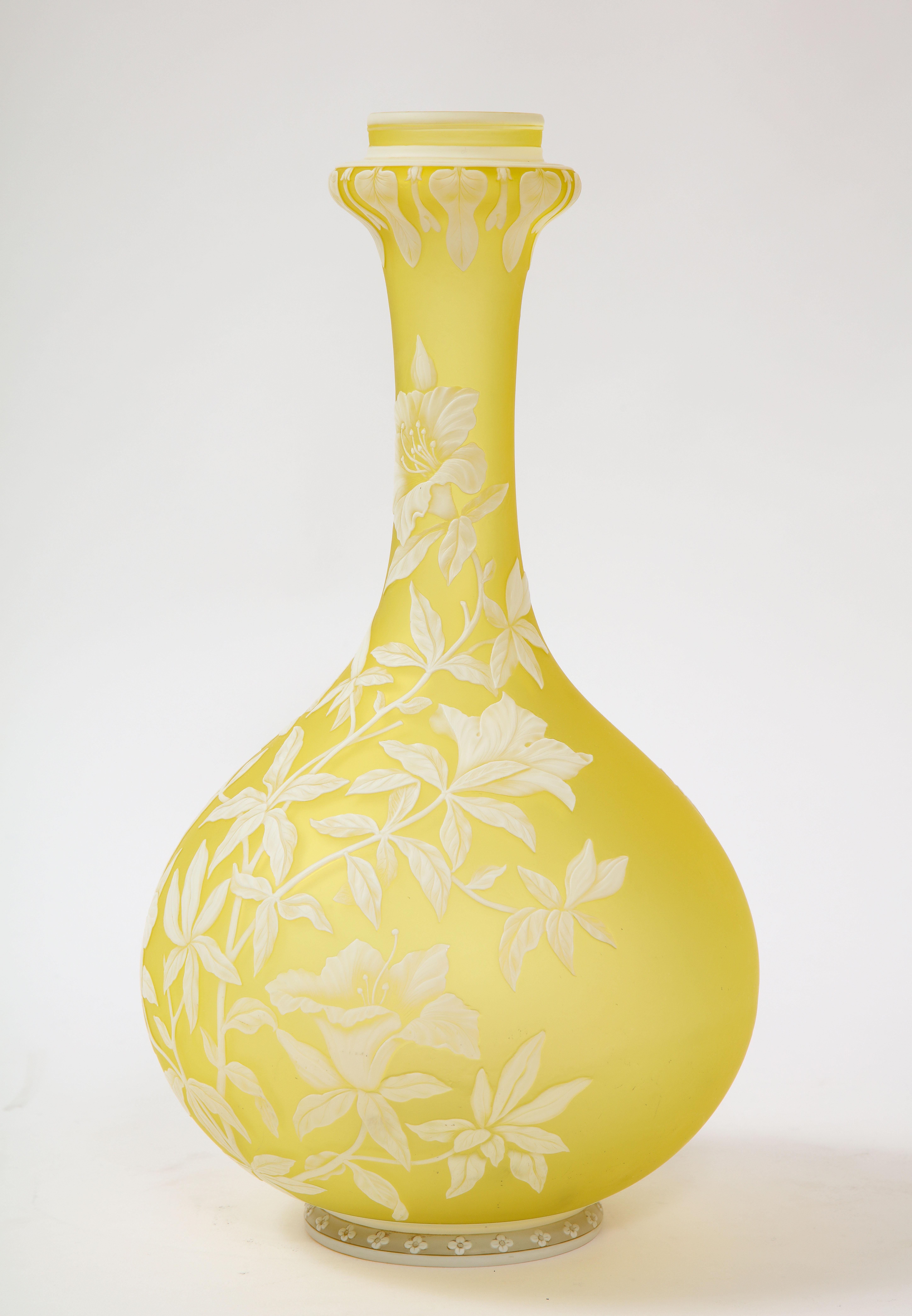Thomas Webb & Sons Vase mit doppelter Überlagerung in Weiß und Gelb, geätzt und säuregewaschen (Englisch) im Angebot