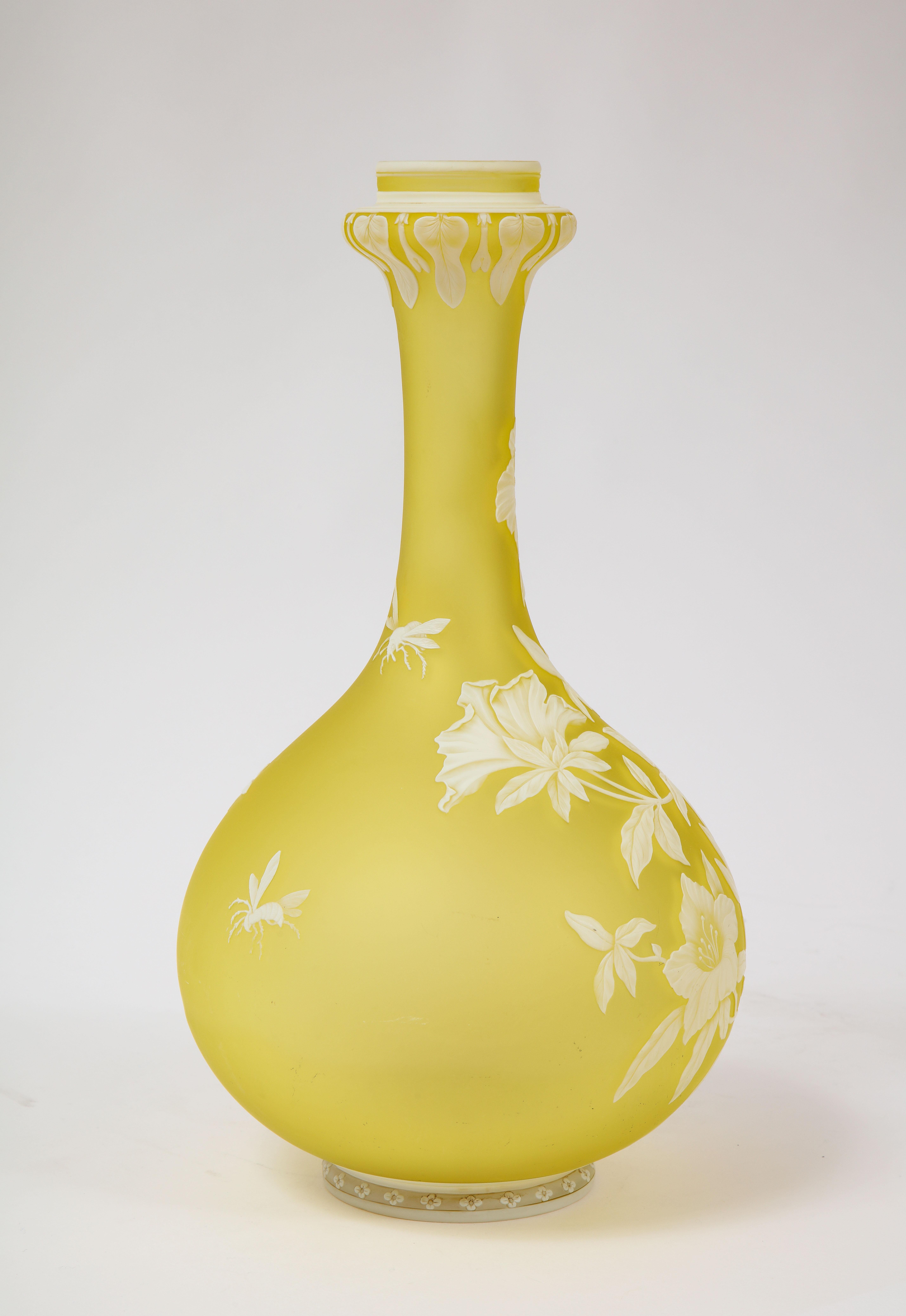Thomas Webb & Sons Vase mit doppelter Überlagerung in Weiß und Gelb, geätzt und säuregewaschen (Radiert) im Angebot