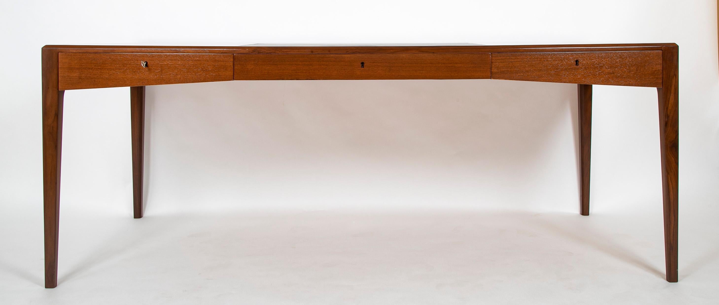 Danois Bureau à trois tiroirs en teck avec insert en cuir dans le dessus conçu par Severin Hansen en vente