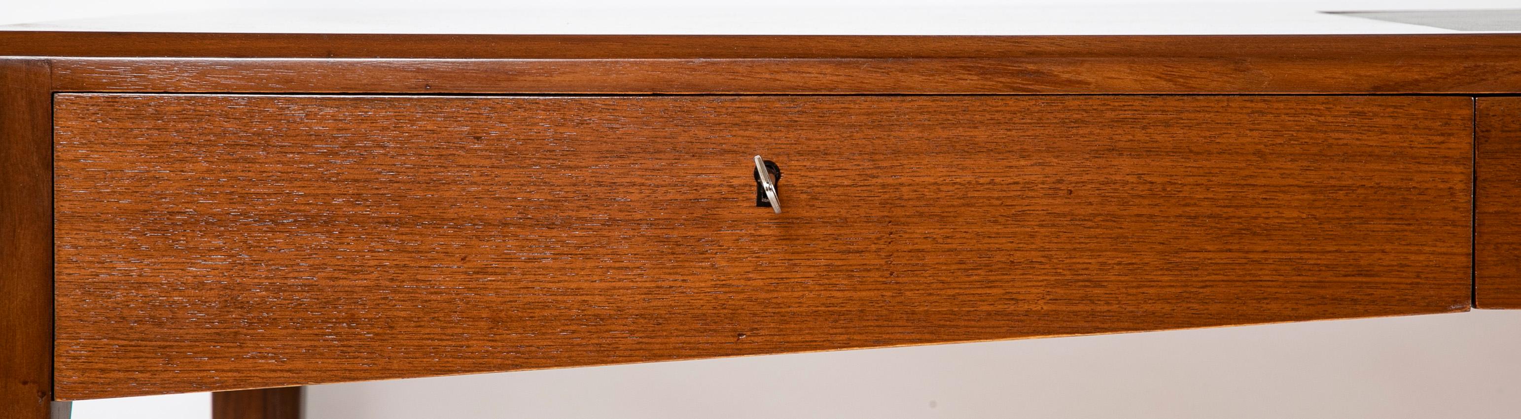 20ième siècle Bureau à trois tiroirs en teck avec insert en cuir dans le dessus conçu par Severin Hansen en vente