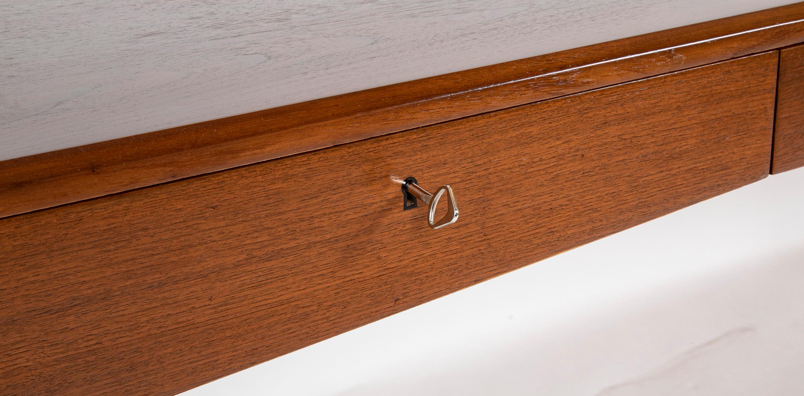Teck Bureau à trois tiroirs en teck avec insert en cuir dans le dessus conçu par Severin Hansen en vente