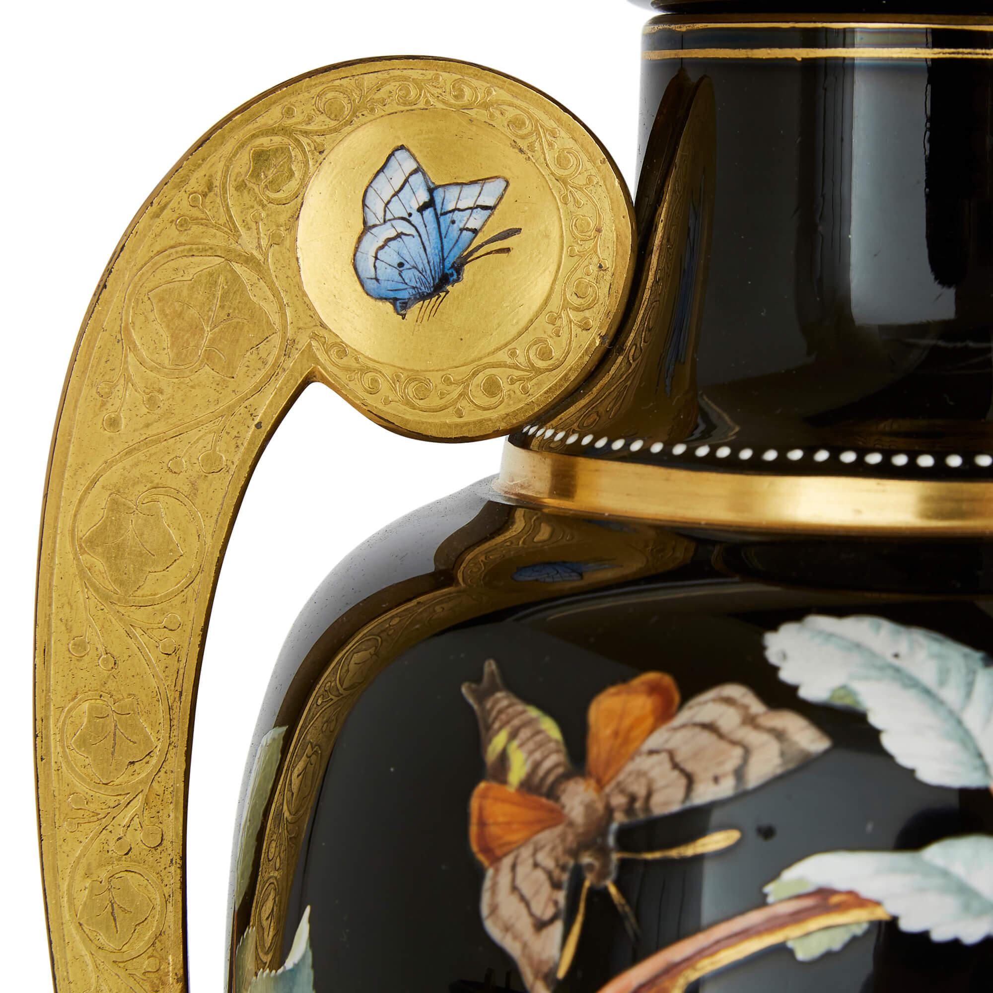 XIXe siècle Garniture trois pièces en verre noir émaillé de Bohème en vente