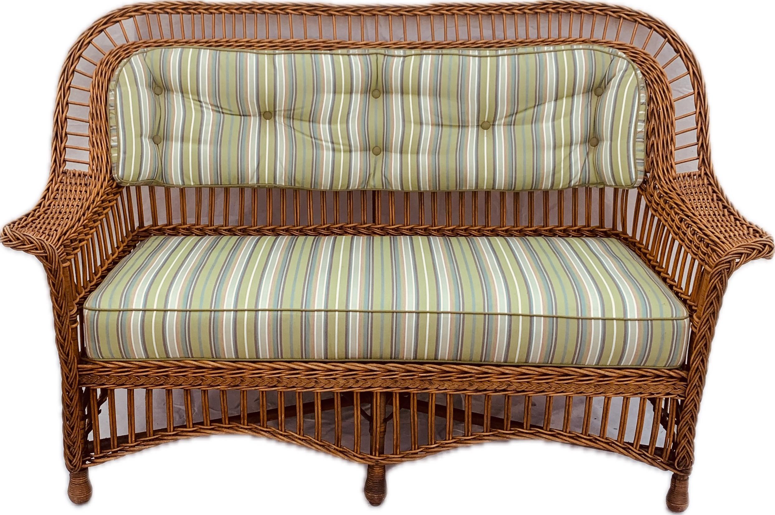 Ein schönes amerikanisches, C. 1910, drei Stück zusammenpassende Korbwaren-Set in der begehrten Bar Harbor Stil sind alle in ausgezeichnetem Zustand mit einem warmen natürlichen Finish mit neuen Kissen, die in Sunbrella gepolstert sind. 