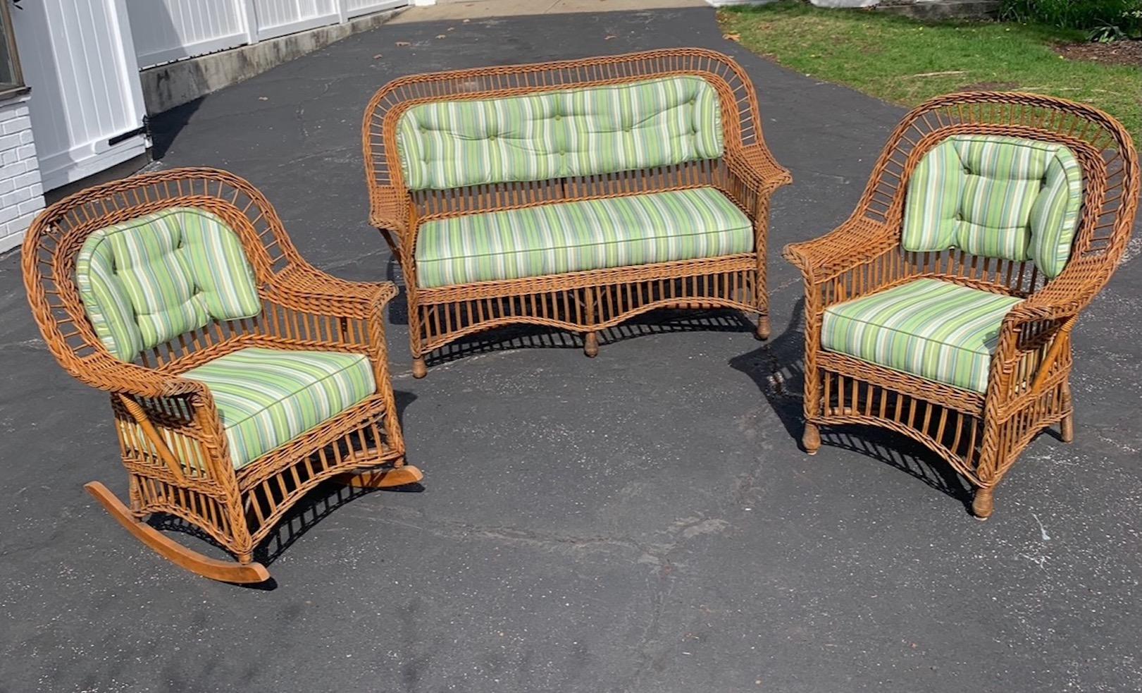 Eine dreiteilige Suite von antiken Korbmöbeln im Bar Harbor Stil (Polster) im Angebot