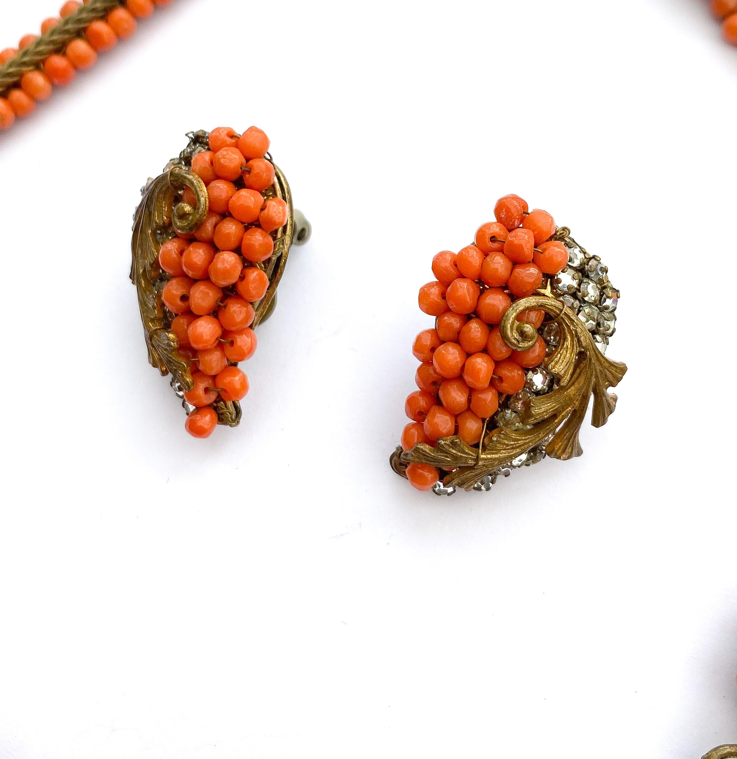 A three piece parure in coral glass beads and gilt metal, Miriam Haskell, 1950s For Sale 6